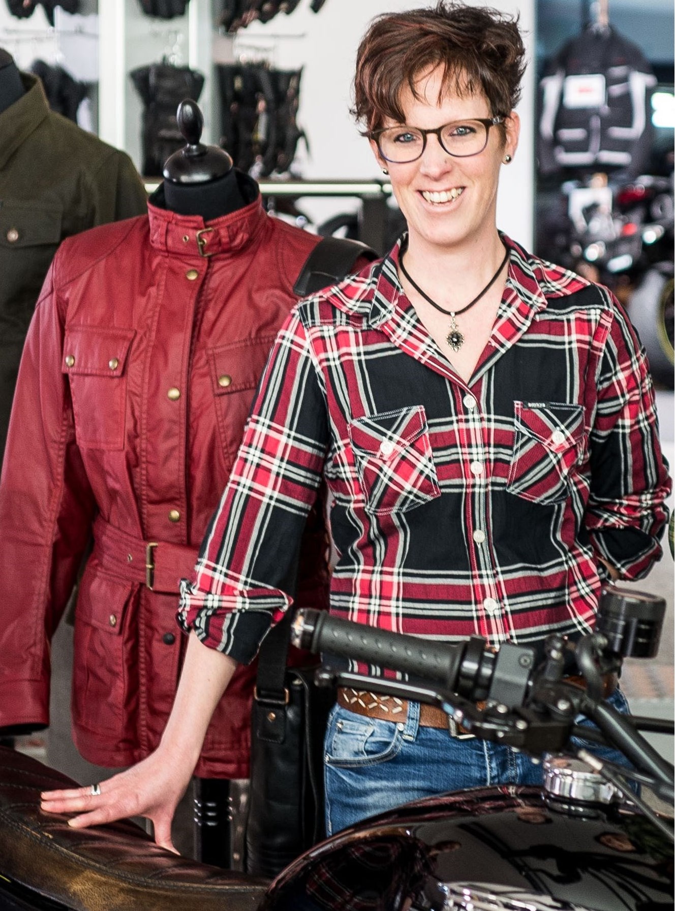 Denise Schuhmacher, Bekleidung & Empfang