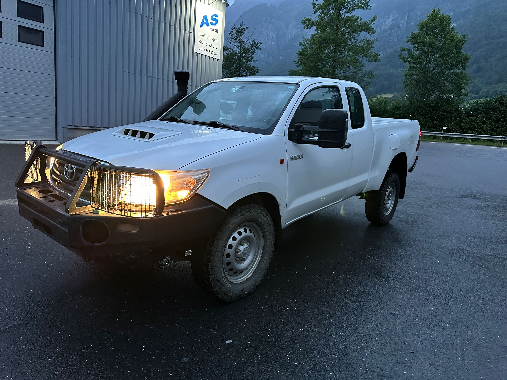 TOYOTA Hilux 2.5D 4WD Extra Cab Luna