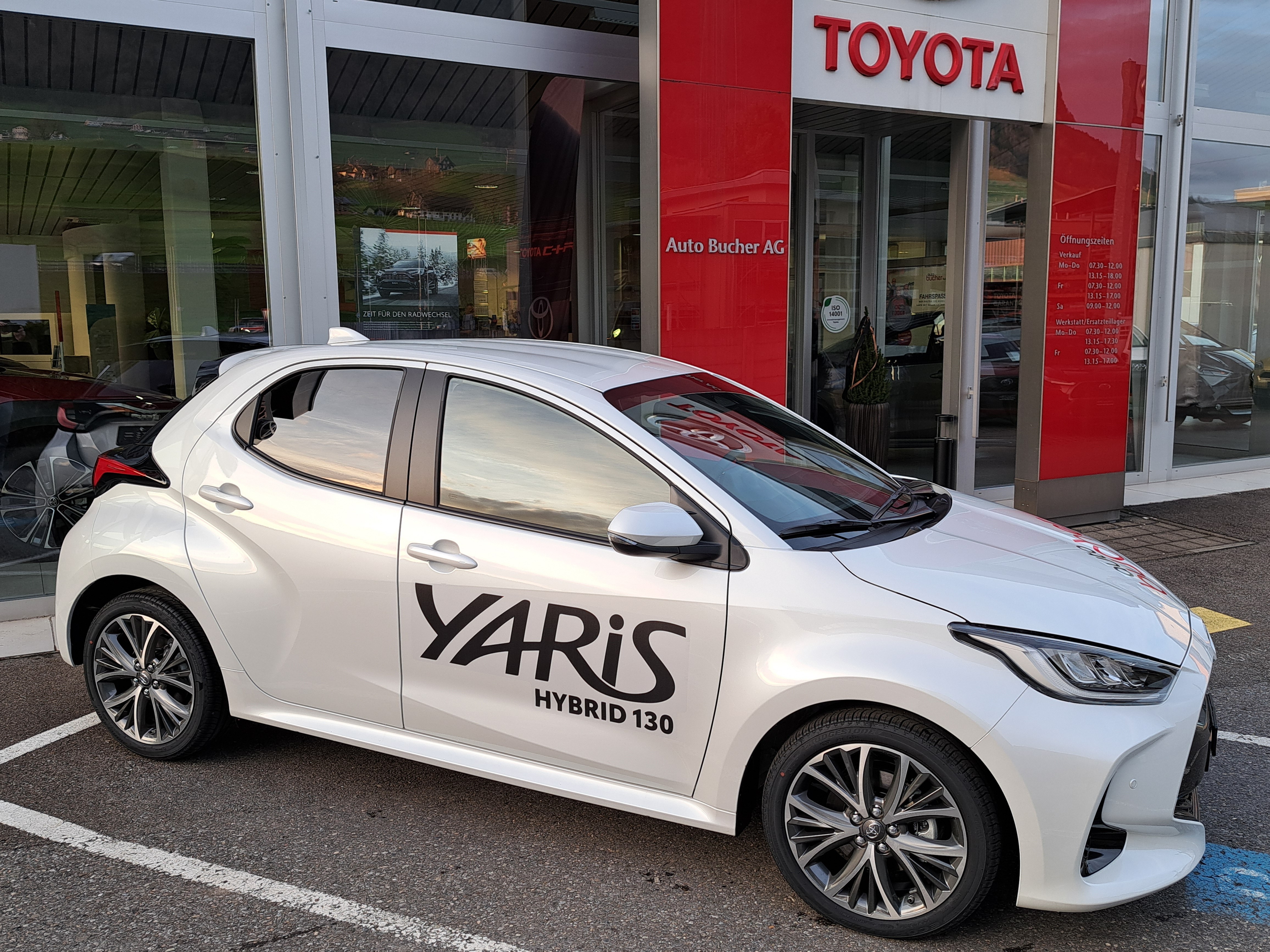 TOYOTA Yaris 1.5 Premium e-CVT