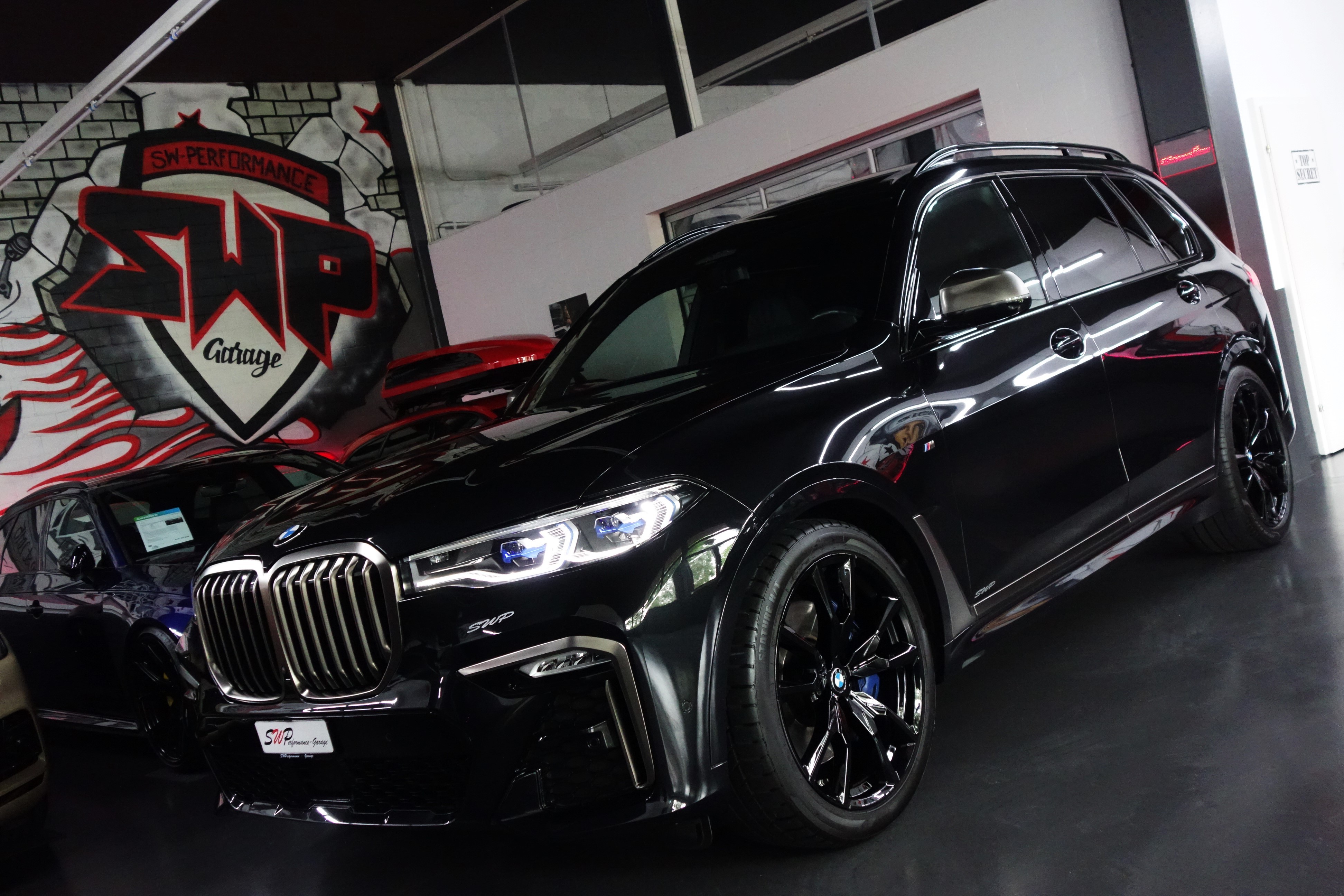 BMW X7 X-DRIVE M50d STEPTRONIC BLACK CH-FZ 6-PLÄTZER FULL ON TOP