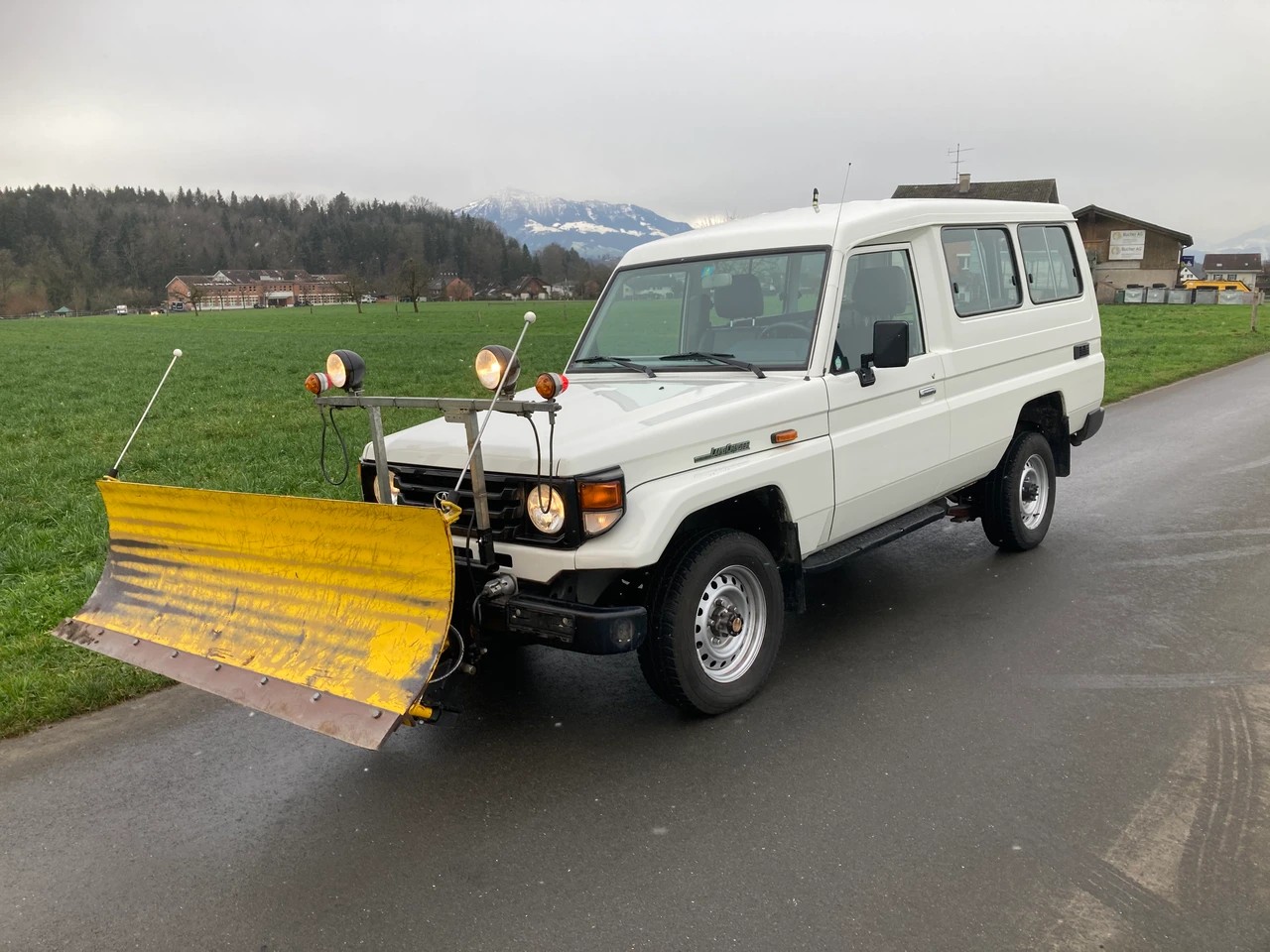 TOYOTA Land Cruiser 400 Hdt Long 4.2D mit Schneepflug