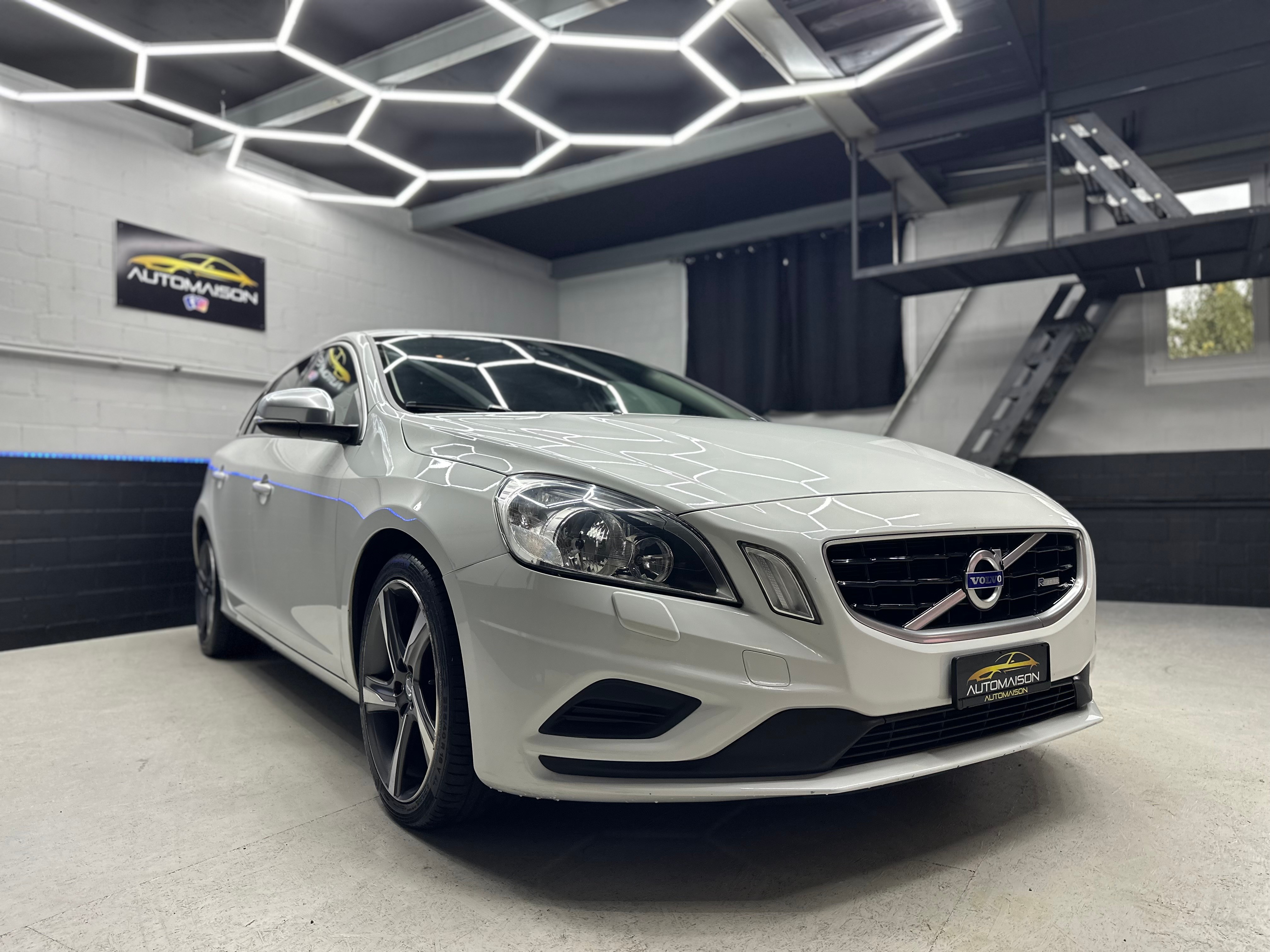 VOLVO V60 T3 R-Design