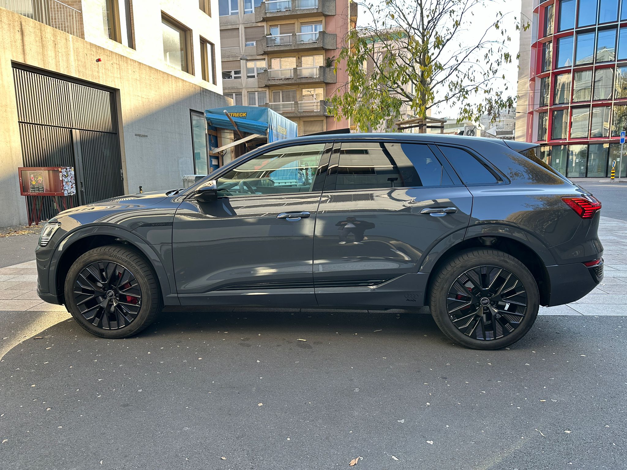 AUDI Q8 55 e-tron Black Edition quattro