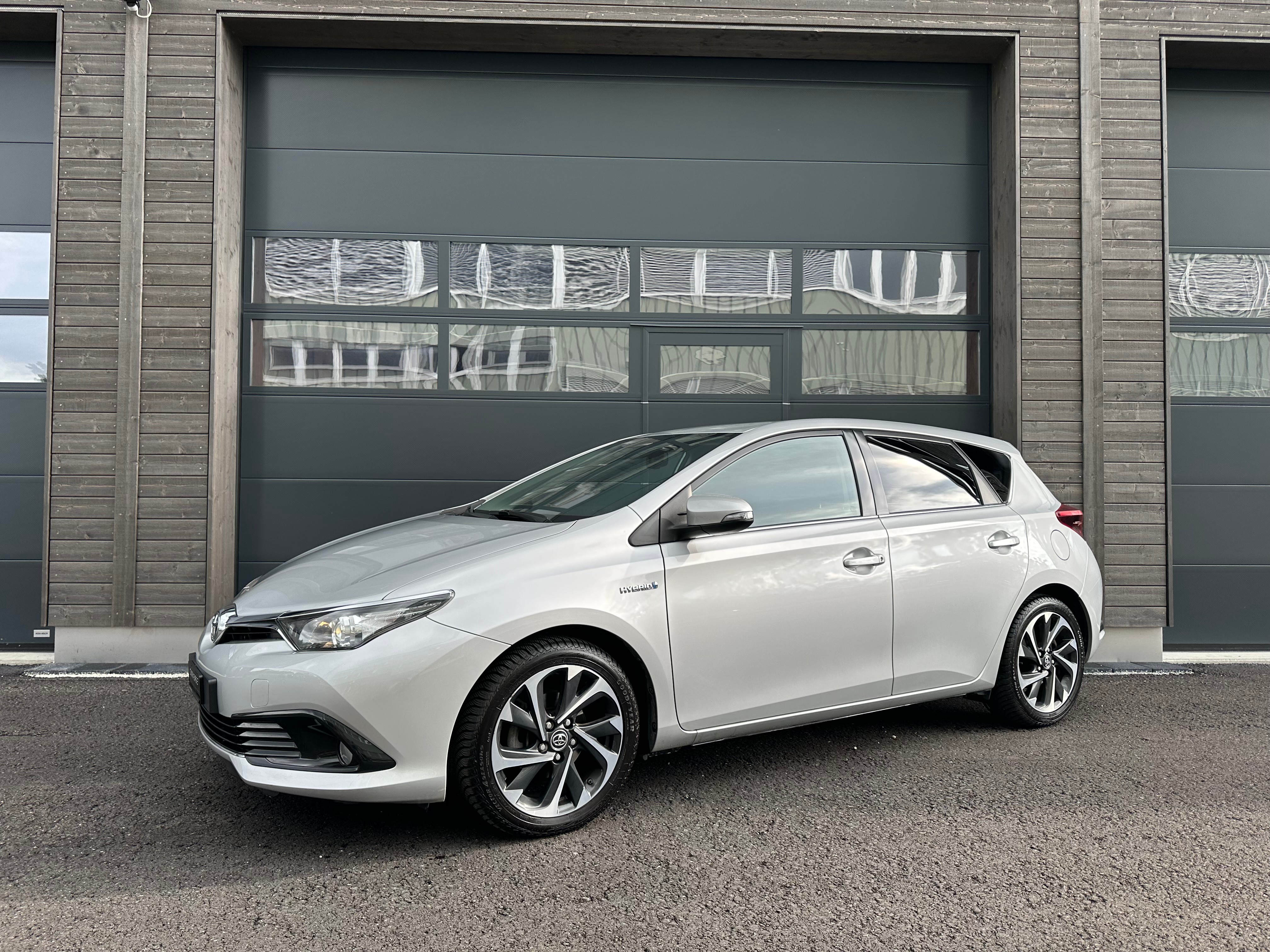 TOYOTA Auris 1.8 HSD Trend e-CVT