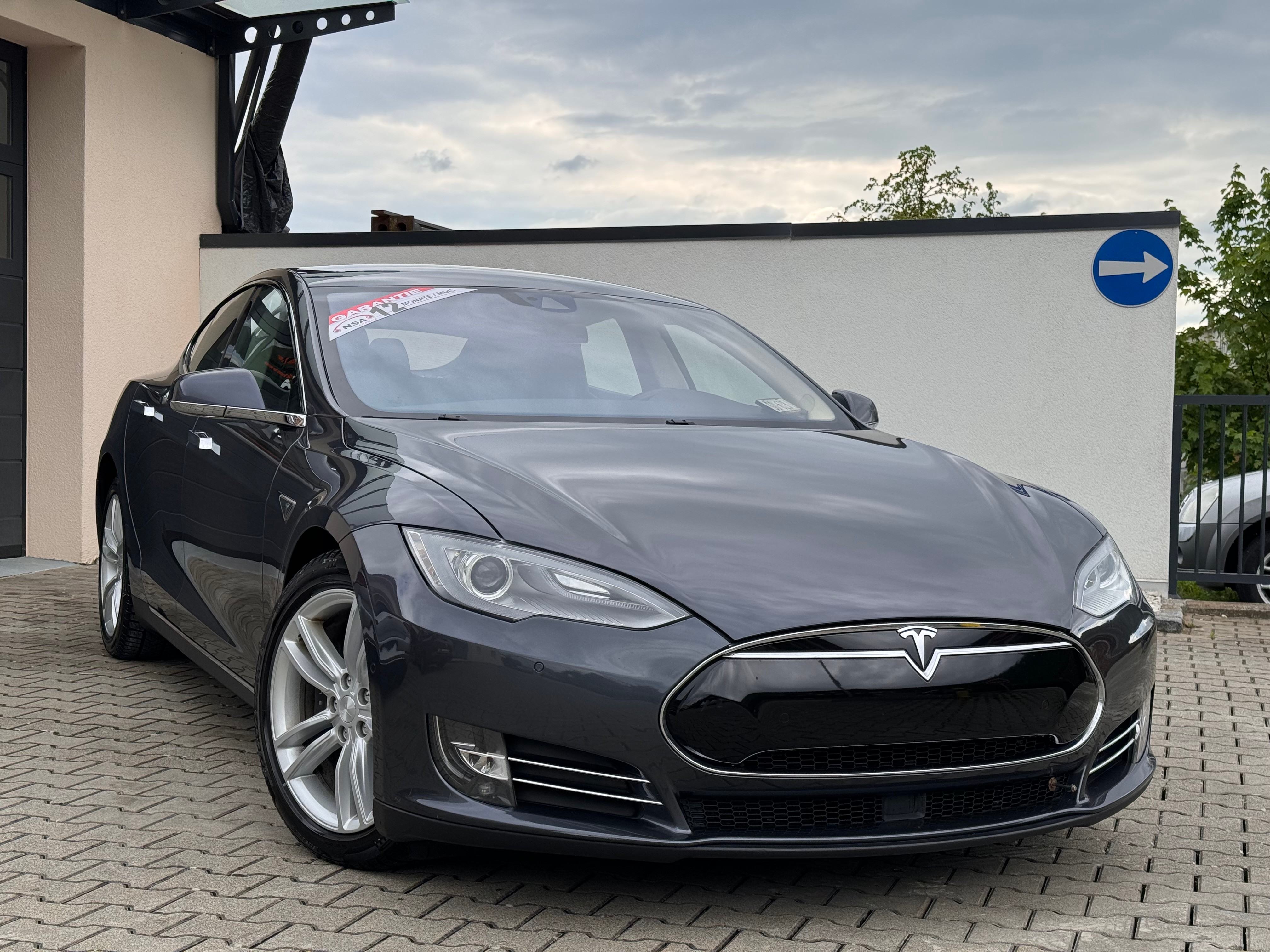 TESLA Model S 85 D