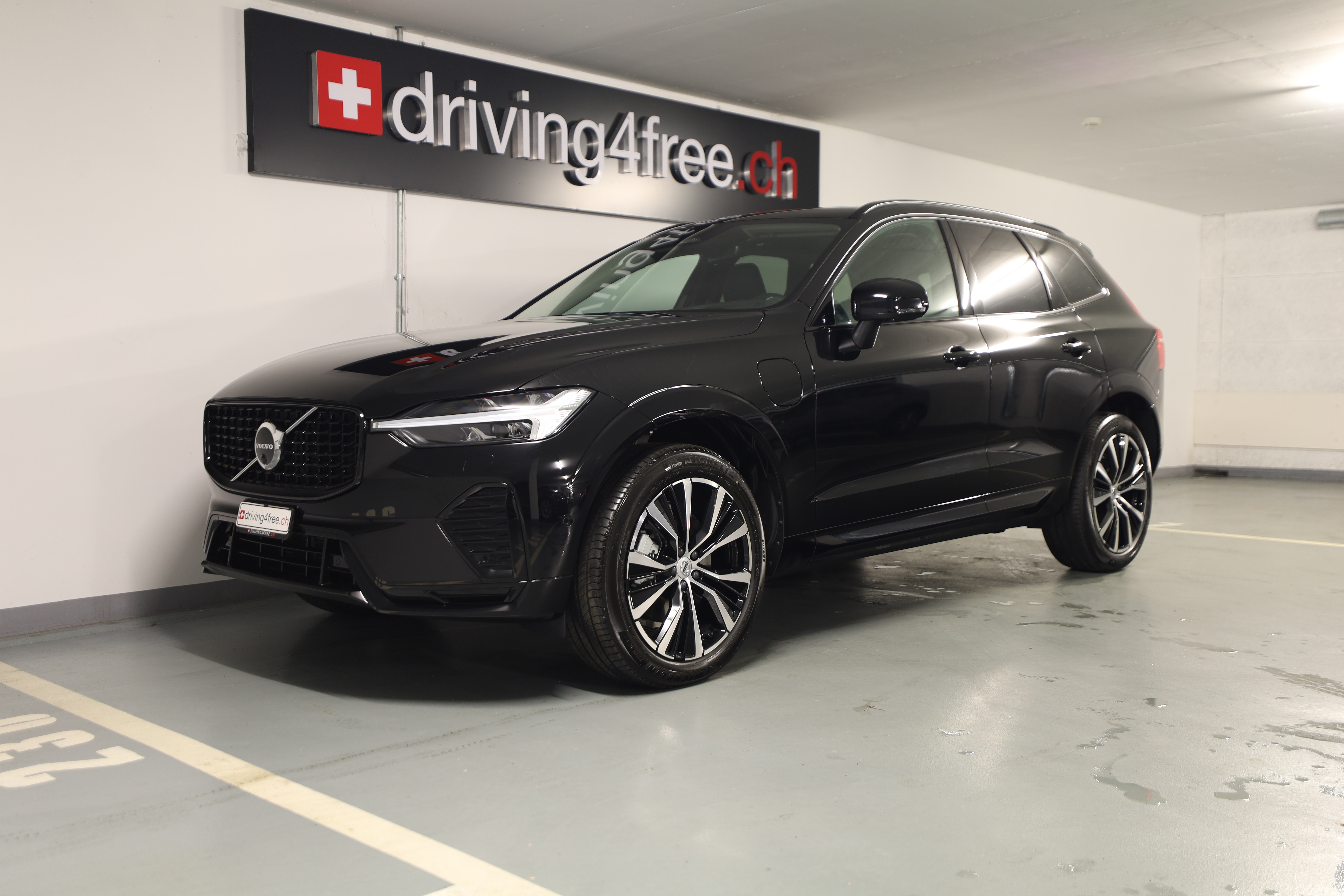 VOLVO XC60 T6 eAWD PluginHybrid Ultra Dark Geartronic