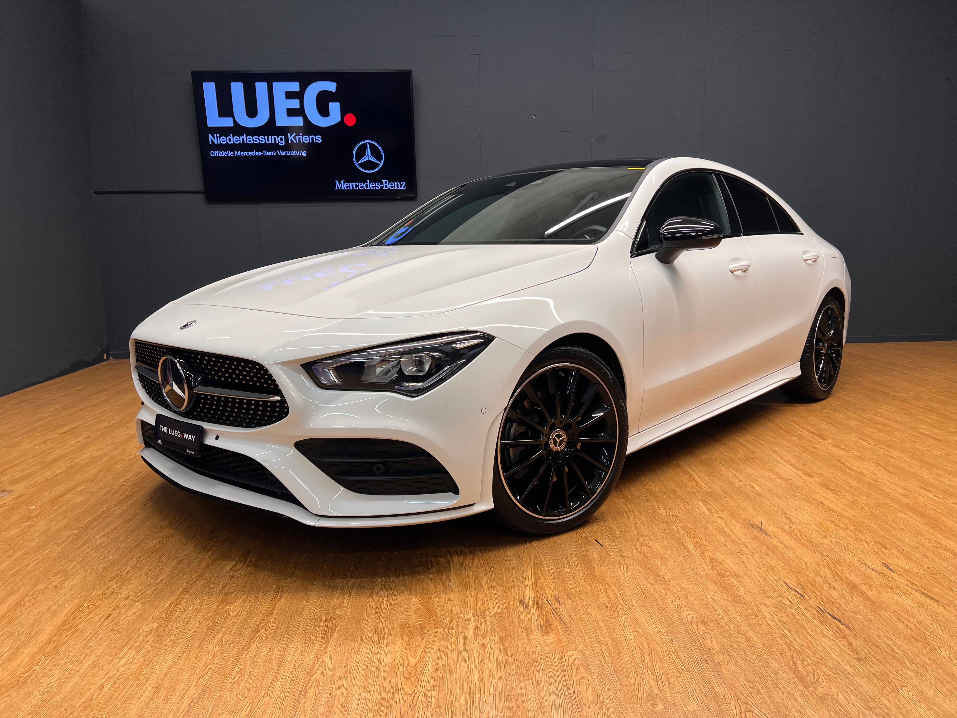 MERCEDES-BENZ CLA 250 - AMG - Rückfahrkamera / Ambiente-Licht / Panorama-Dach / Spiegel-Paket / Sitzkomfort-Paket