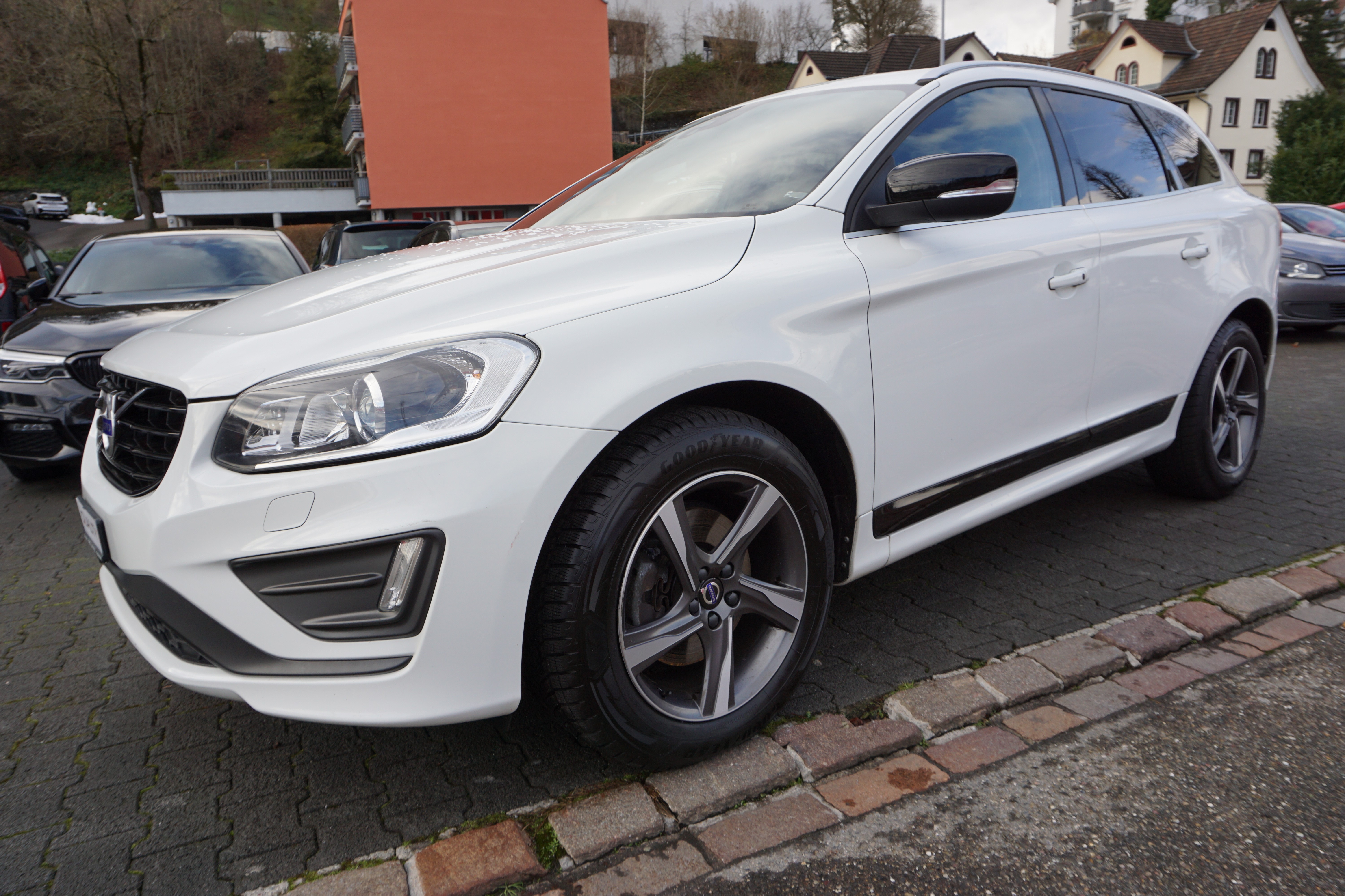 VOLVO XC60 D5 AWD Momentum R-Design