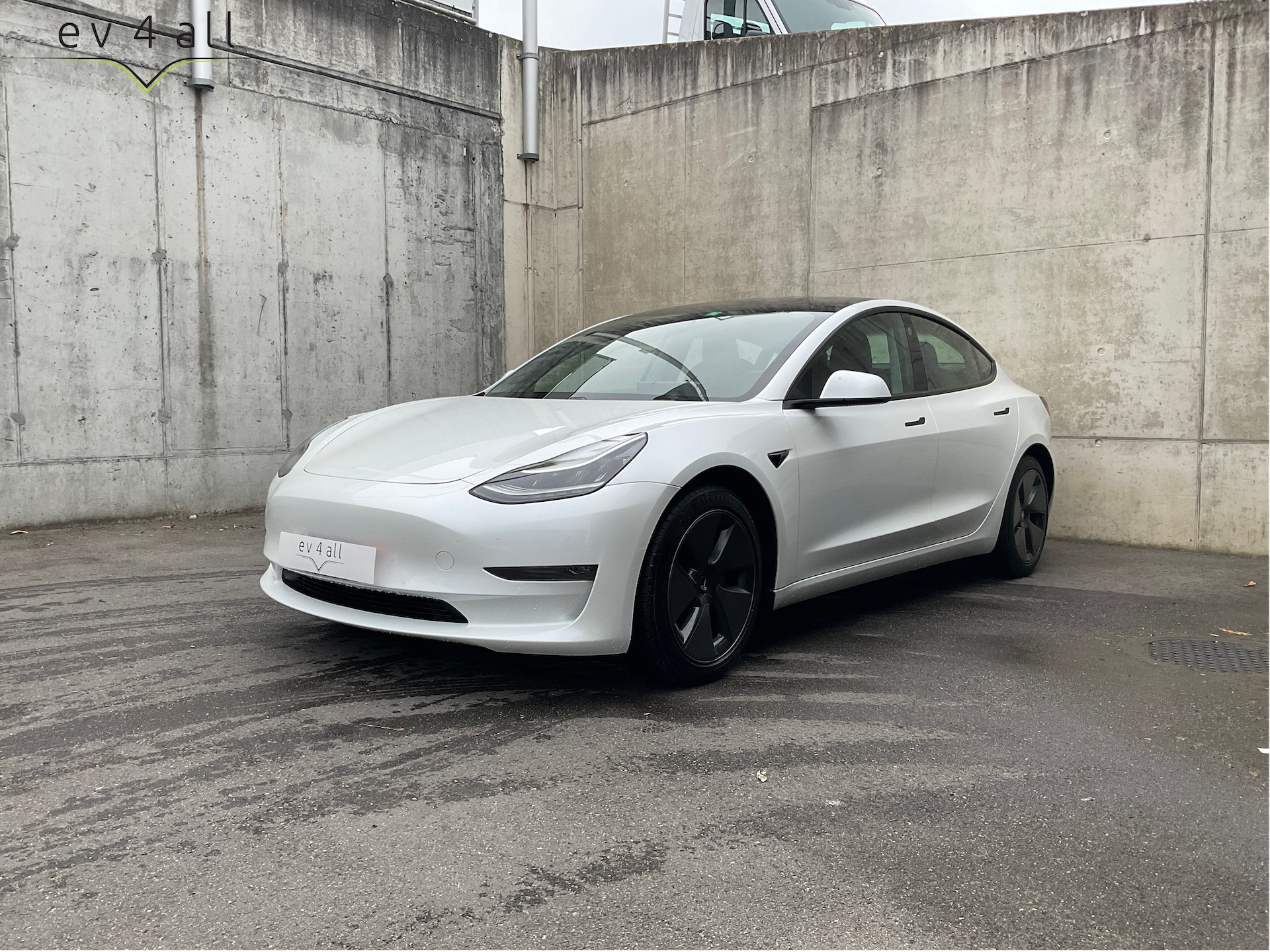 TESLA Model 3 Long Range facelift (2021), 4x4, heat pump, panoramic roof, heated seats, AP3, MCU2 (Netflix): RESERVED