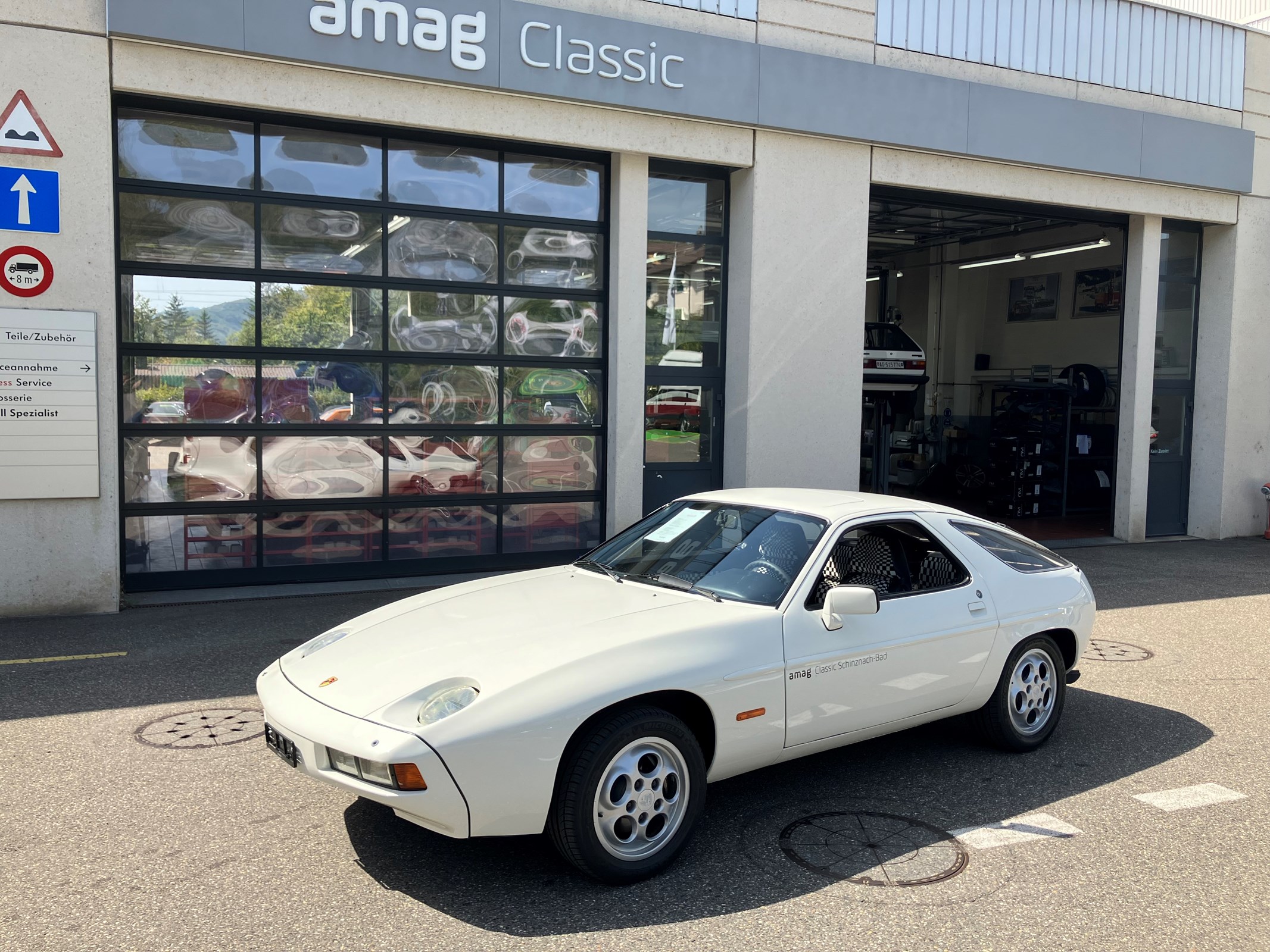 PORSCHE 928