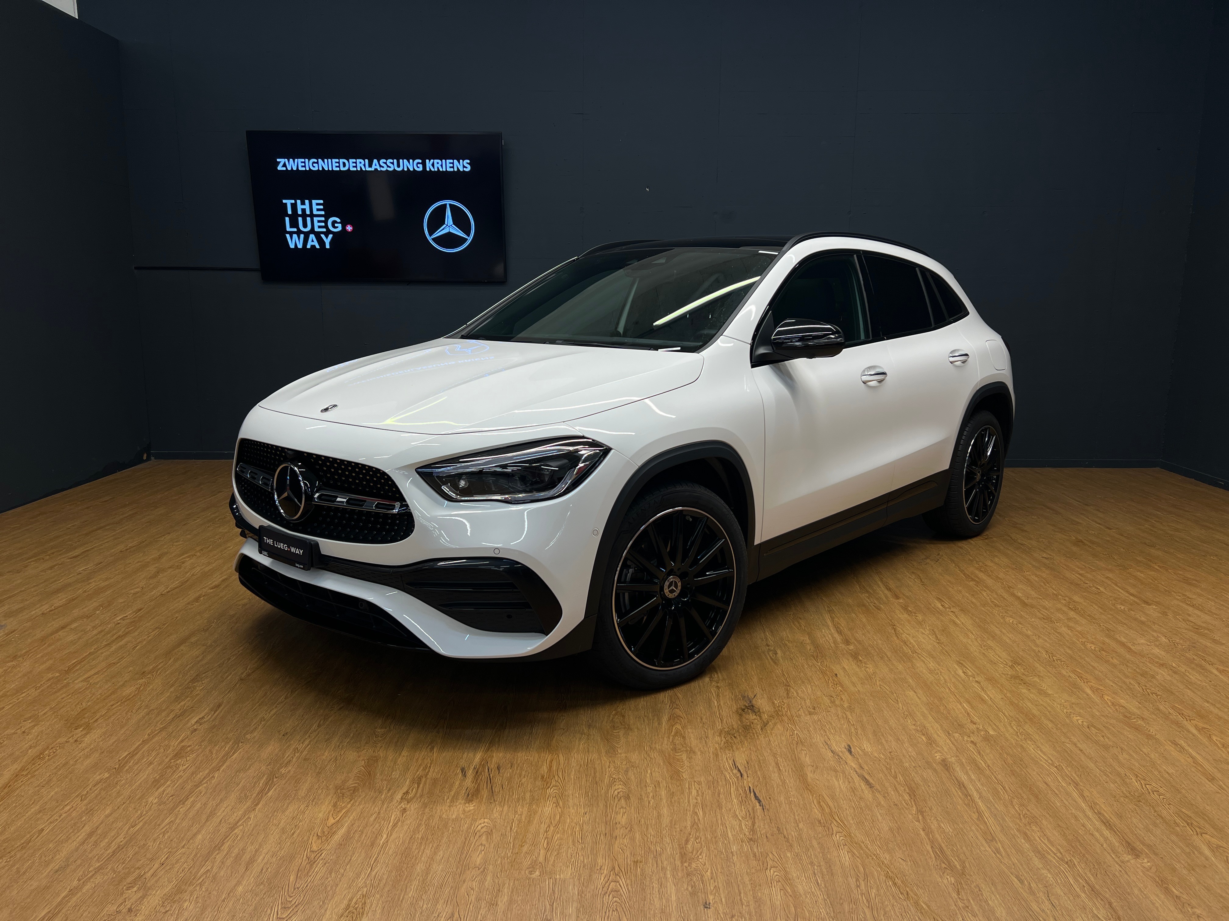 MERCEDES-BENZ GLA 250e - AMG / DISTRONIC / 360 Grad Kamera / Head-Up Display