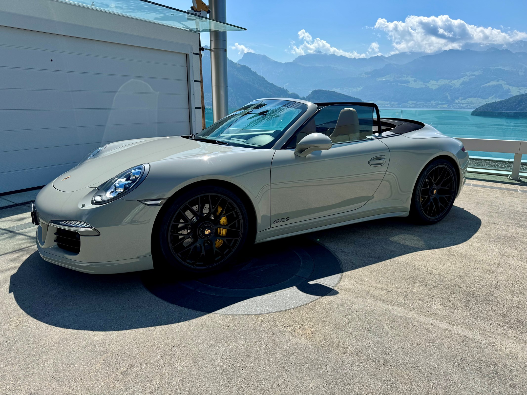 PORSCHE 911 Cabrio Carrera 4 GTS 3.8 Liter Sauger mit Keramikbremse und Individualfarbe