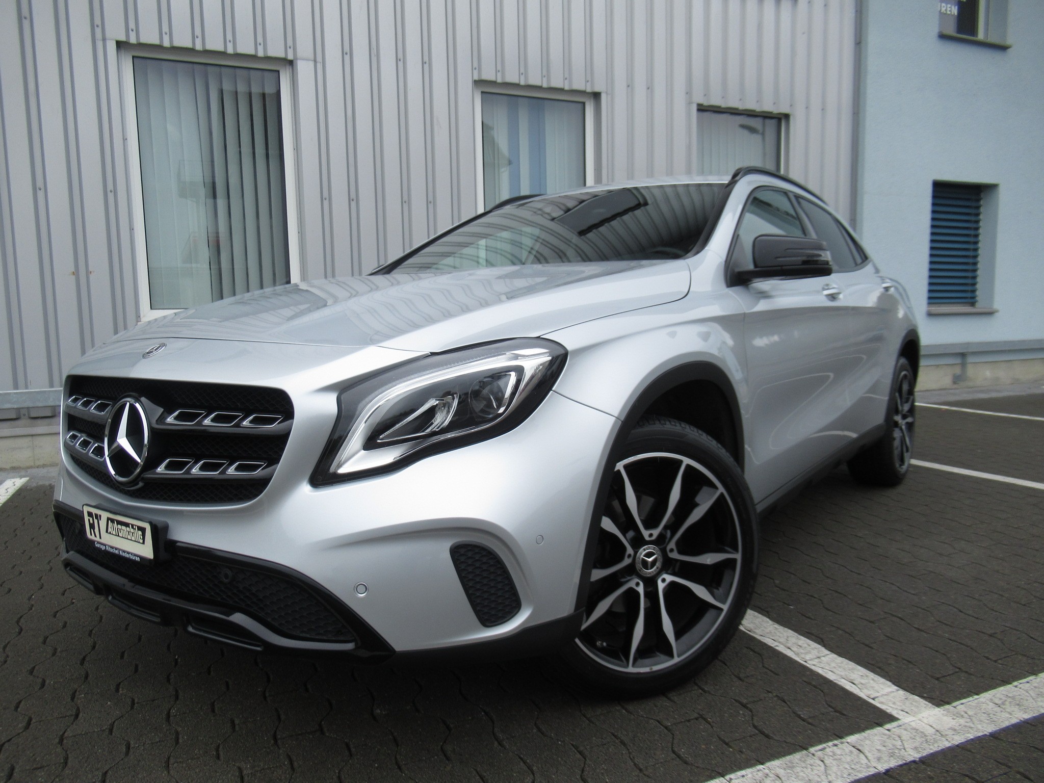 MERCEDES-BENZ GLA 200 Night Star 7G-DCT