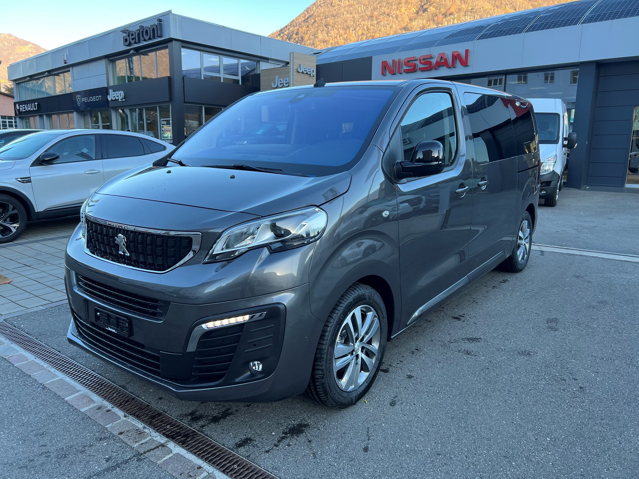 PEUGEOT Traveller 2.0 BlueHDi Business VIP Standard EAT8