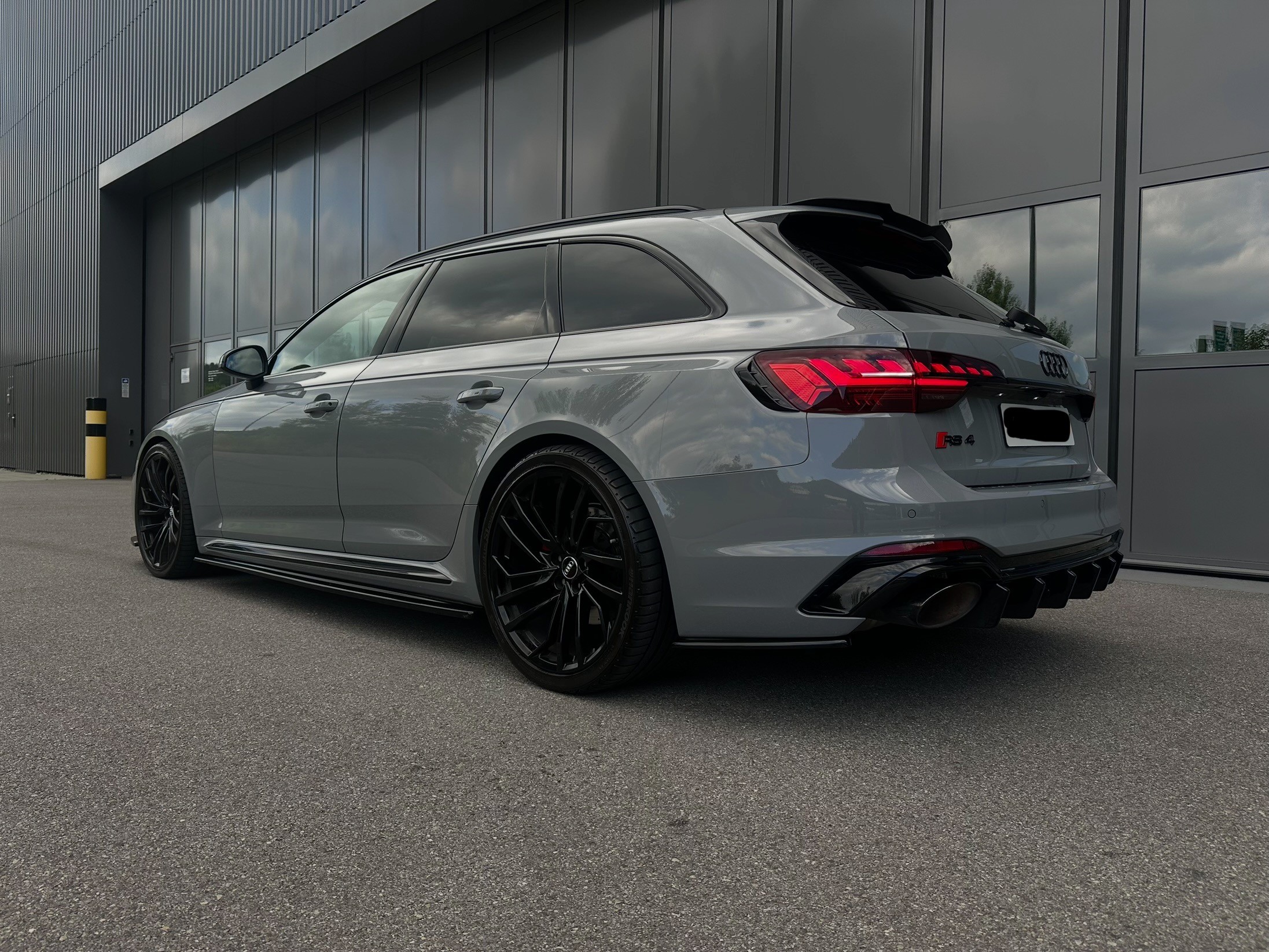 AUDI RS4 Avant quattro tiptronic | Nardo Grey | Kit | Full spec