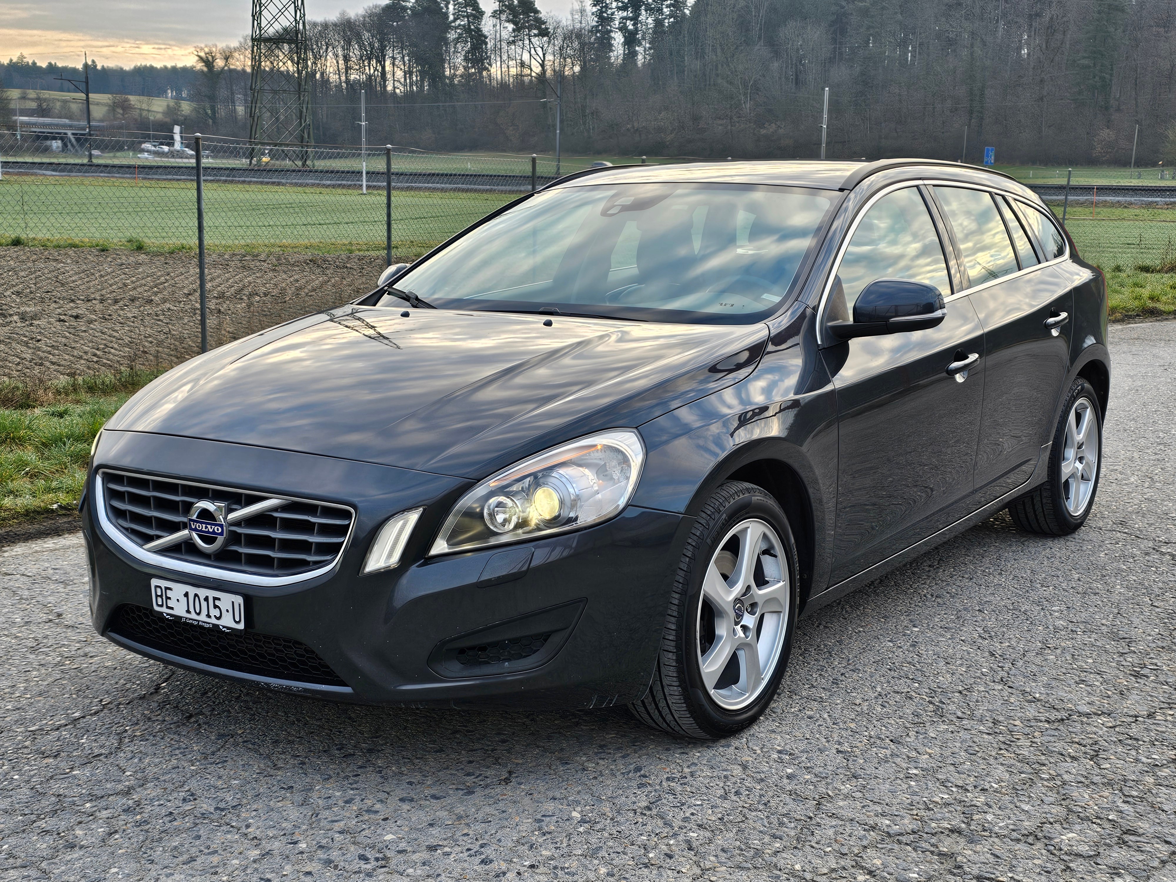 VOLVO V60 D3 Momentum Geartronic / AHK 1600kg / Neu ab Mfk