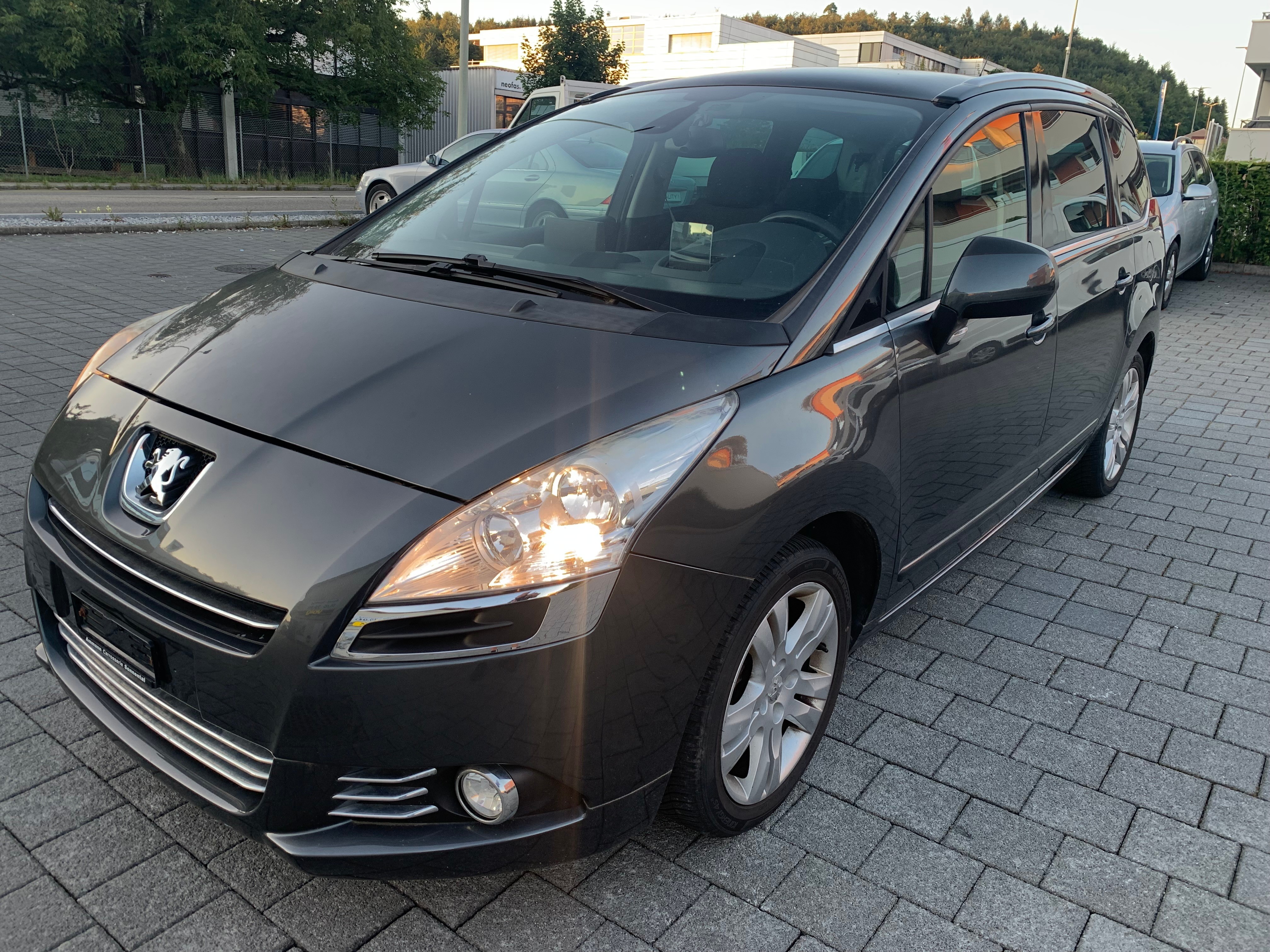 PEUGEOT 5008 1.6 16V T Sport Pack