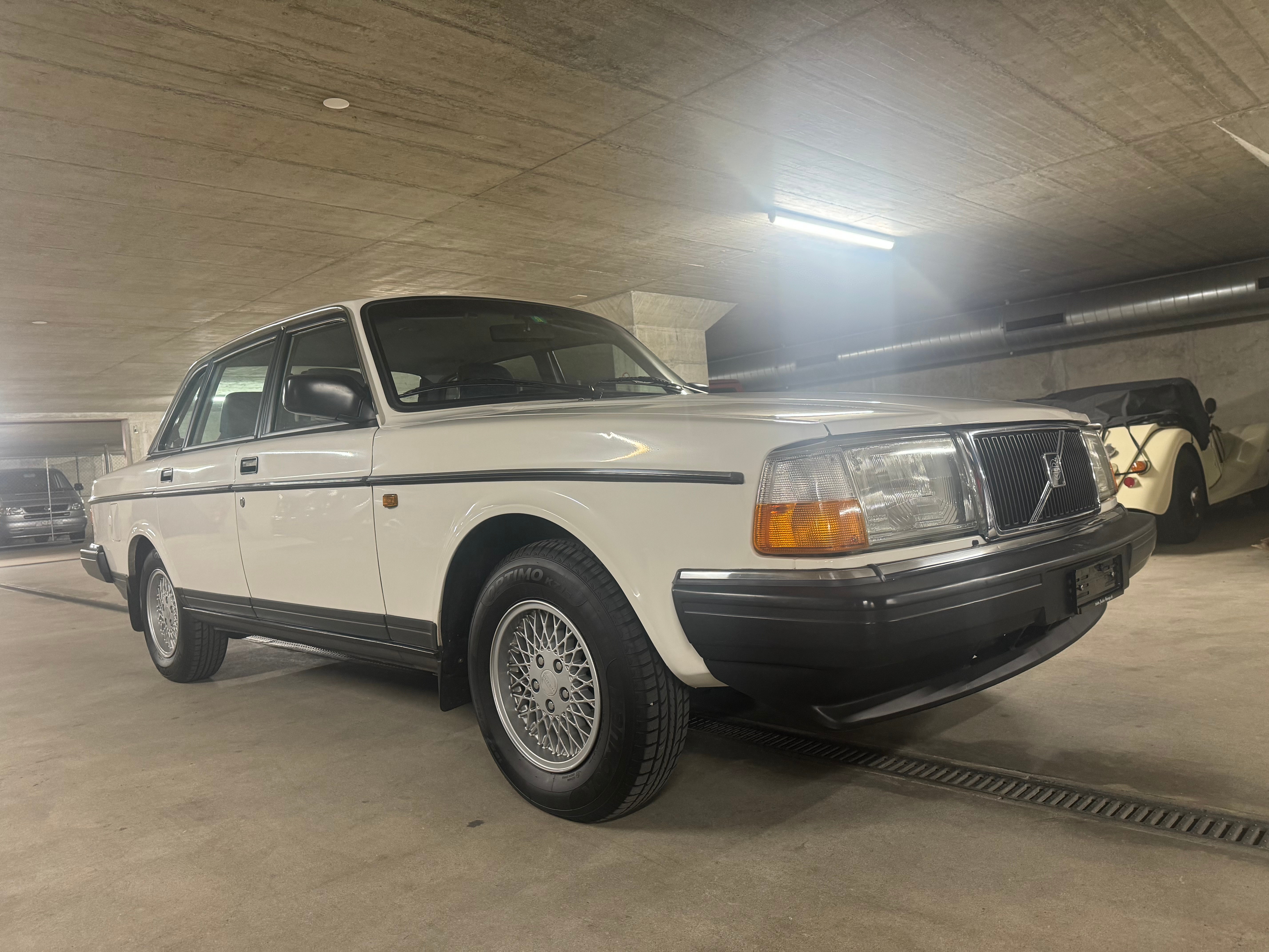 VOLVO 240