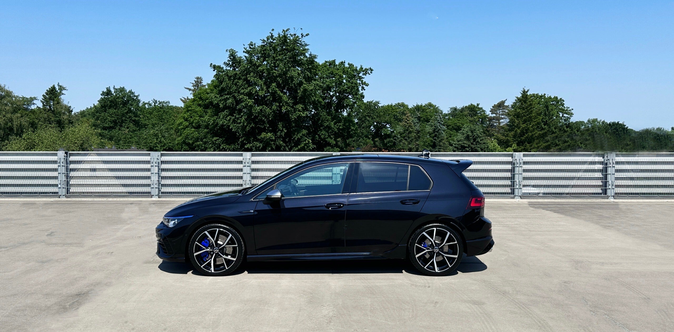 VW Golf 8 2.0TSI R DSG 4Motion 320PS *Deep Black Perleffekt *TOP-Ausstattung