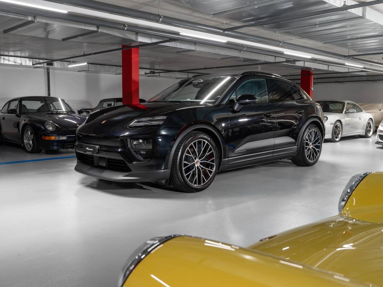 PORSCHE MACAN 4