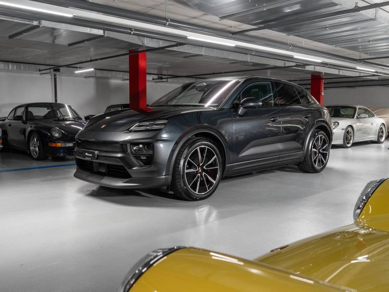 PORSCHE MACAN 4