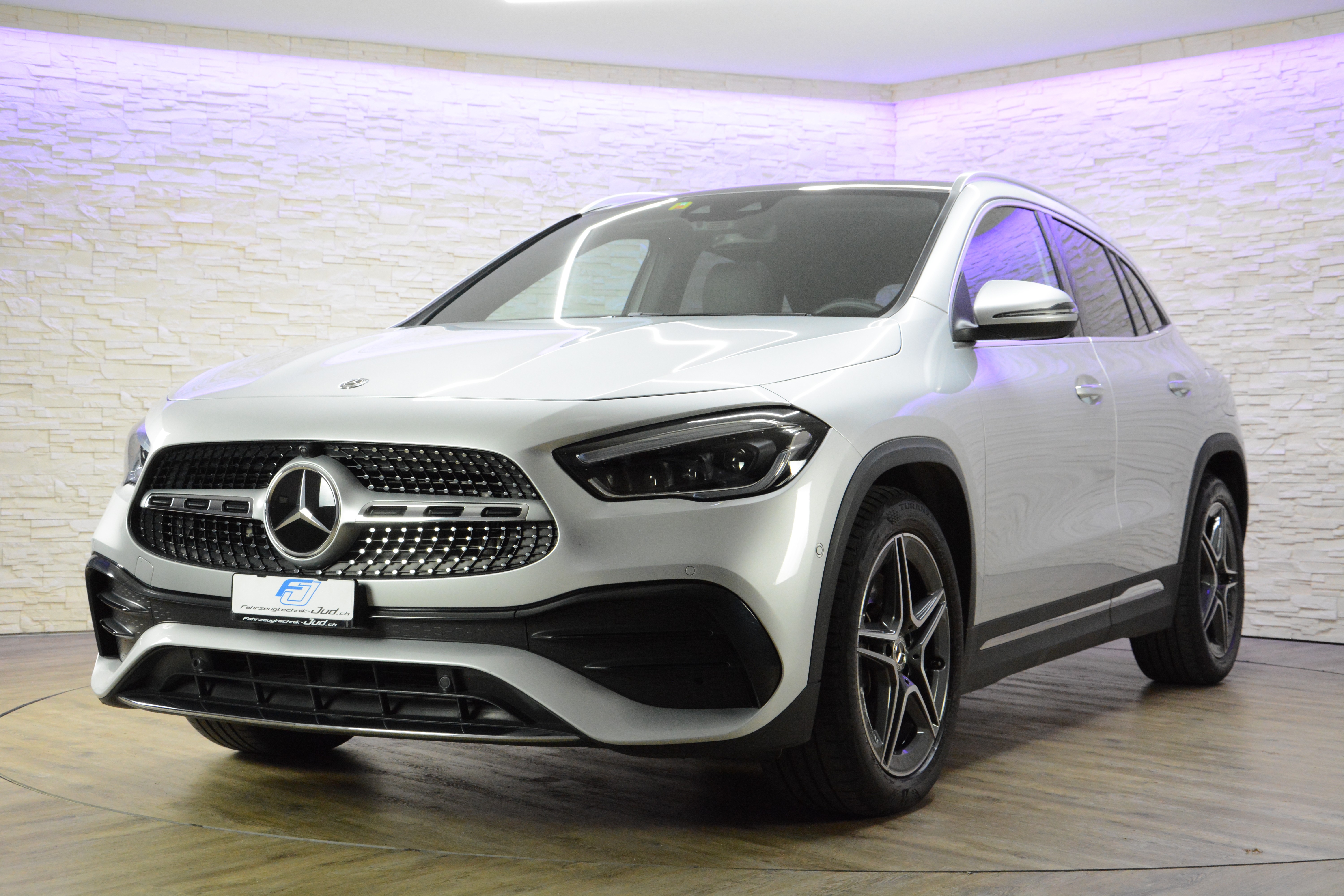 MERCEDES-BENZ GLA 250 AMG Line 4m