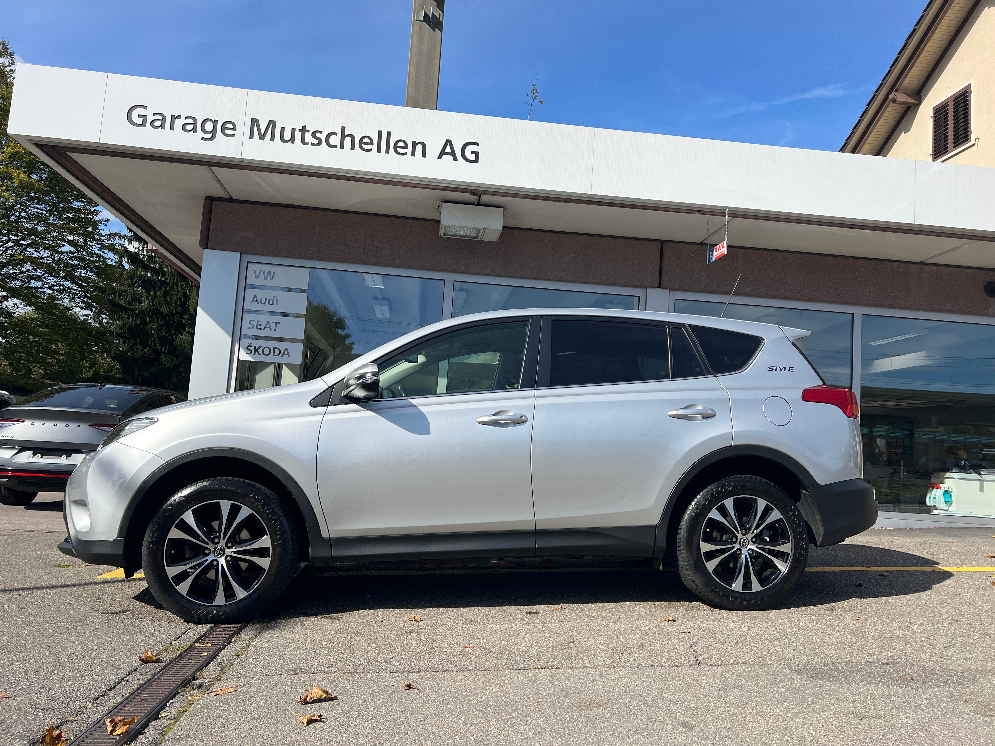 TOYOTA RAV-4 2.0 16V Style Multidrive S CH-Auto nur Toyota Service mit 12 Mt. Garantie