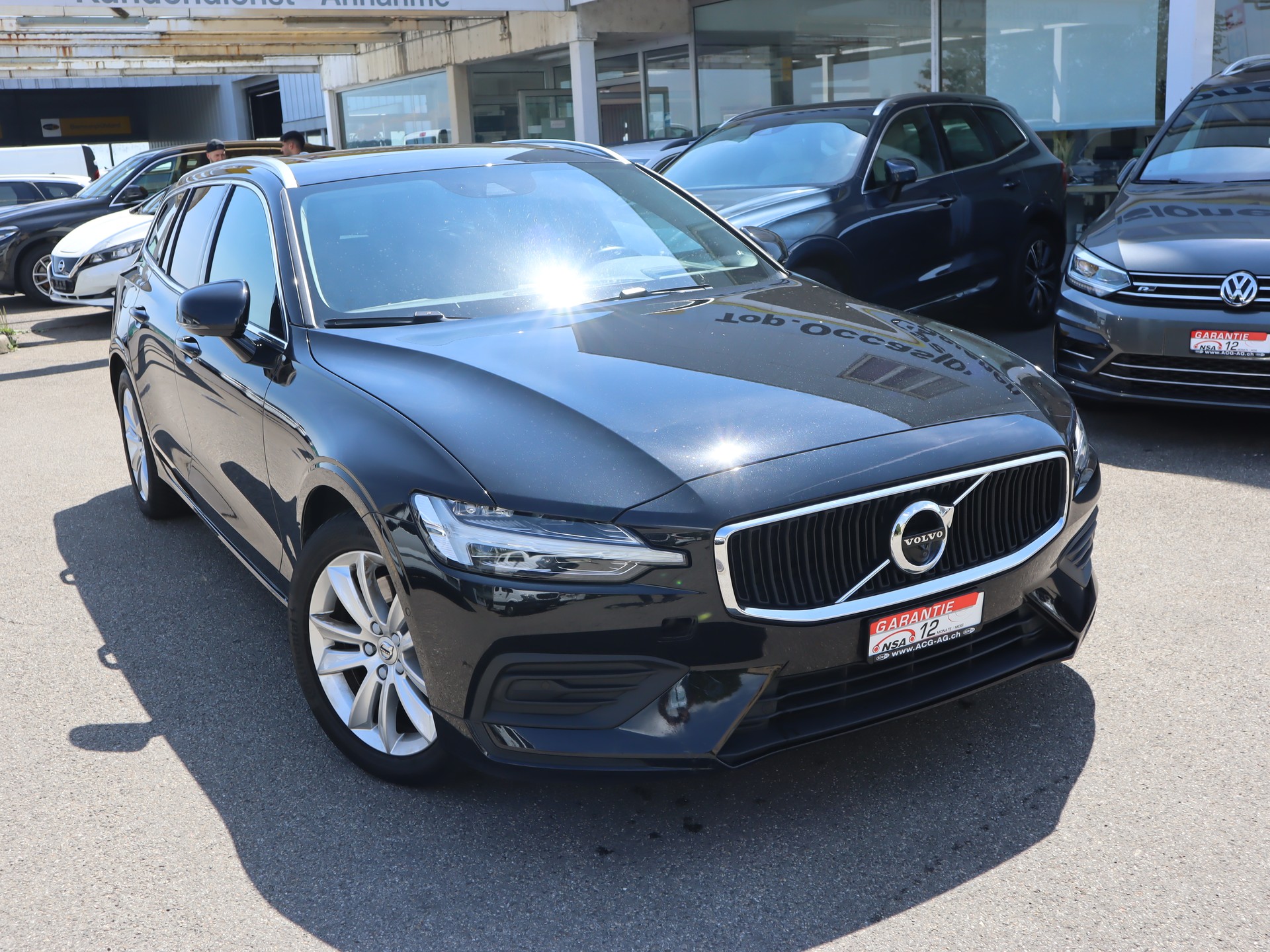 VOLVO V60 D3 AWD Momentum Geartronic ** Voll-Leder Ausstattung ** Gr-Navi ** RF-Kamera 360 ** Panorama-Glass ** Ab MFK & Service