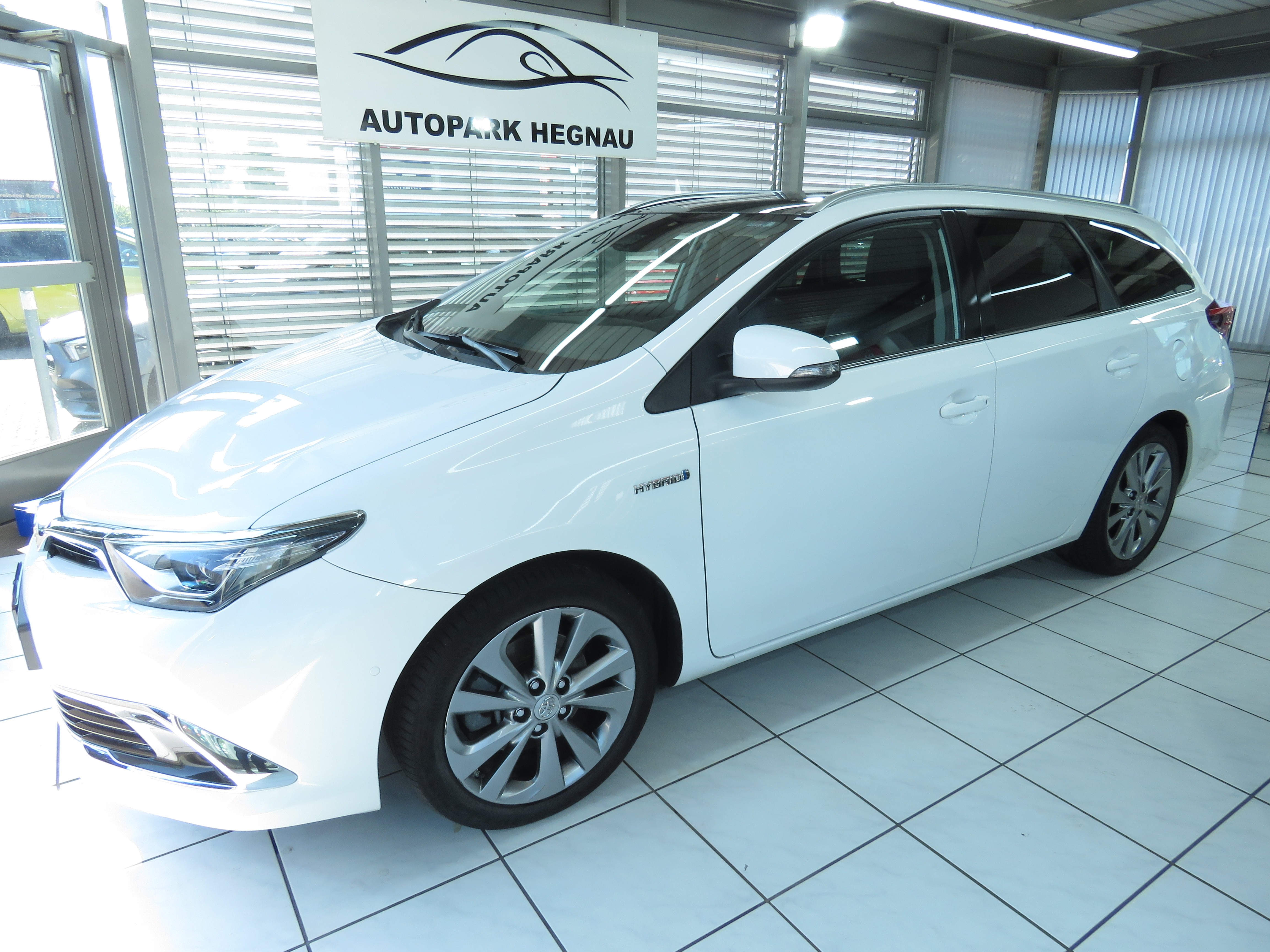 TOYOTA Auris Touring Sports 1.8 HSD Premium e-CVT (Automat)