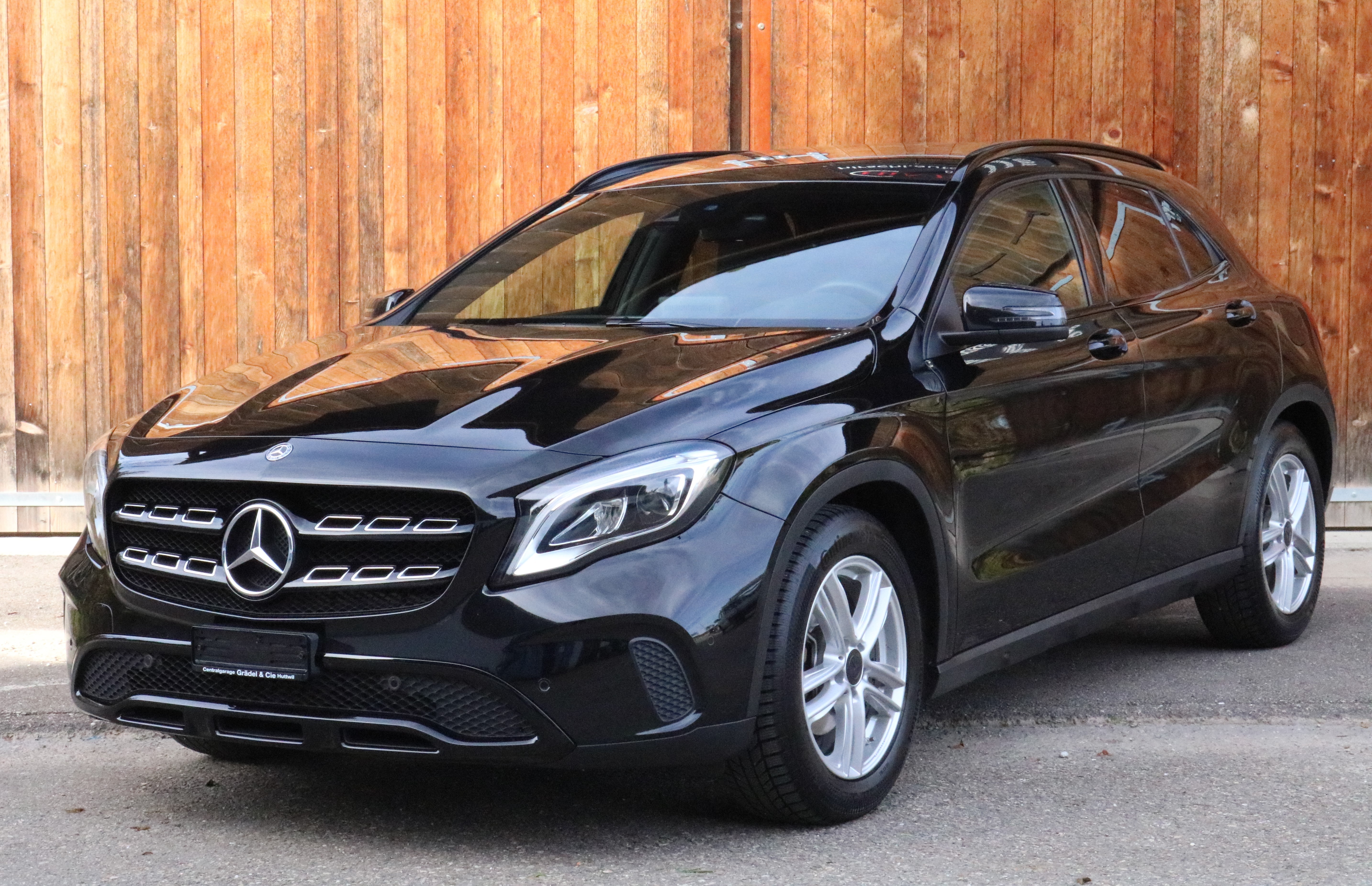 MERCEDES-BENZ GLA 200 Night Star 7G-DCT