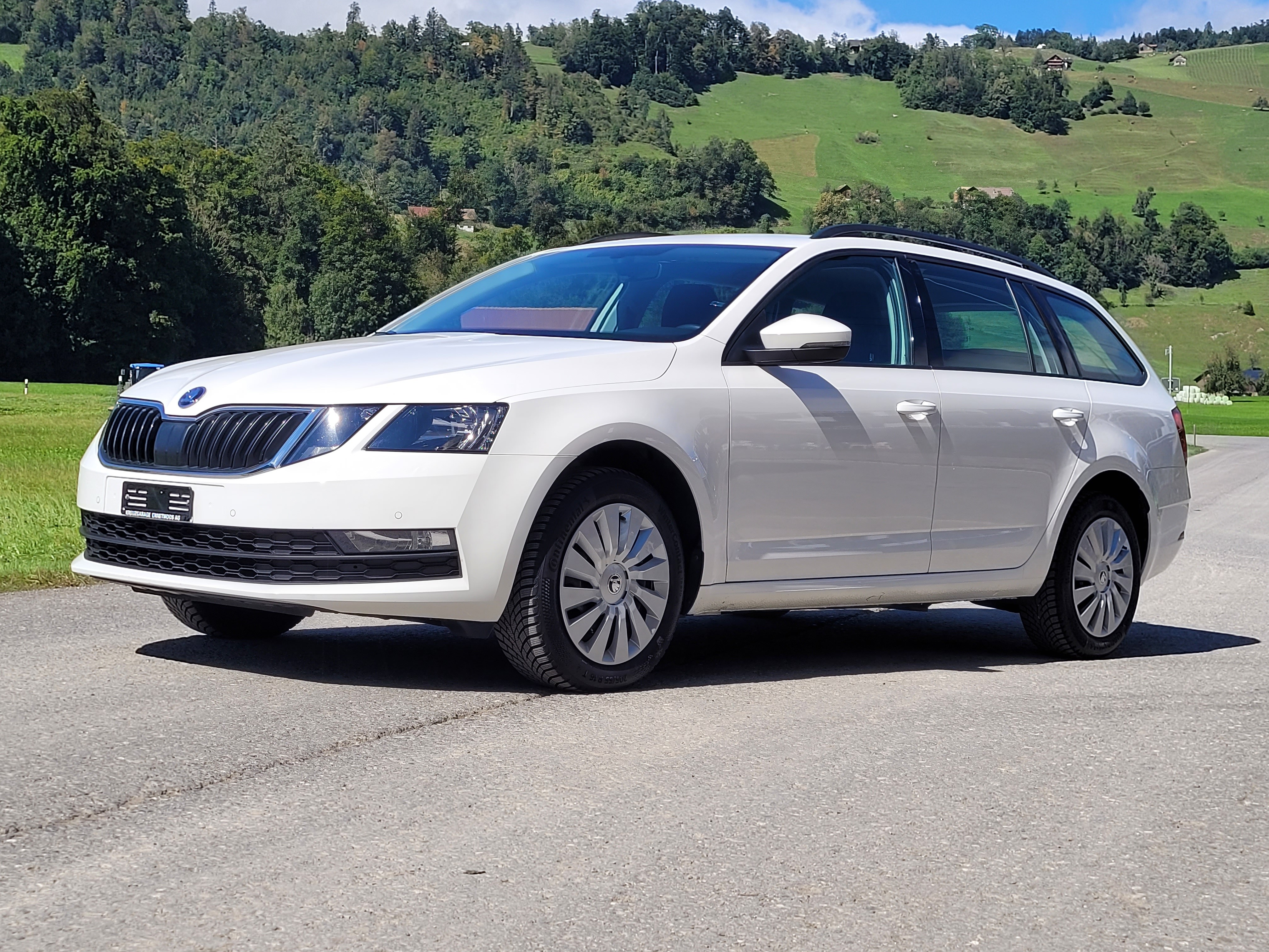 SKODA Octavia Combi 1.6 TDI Ambition 4x4 *mit Anhängerkupplung + frisch ab MKF+ 8-fach bereift*