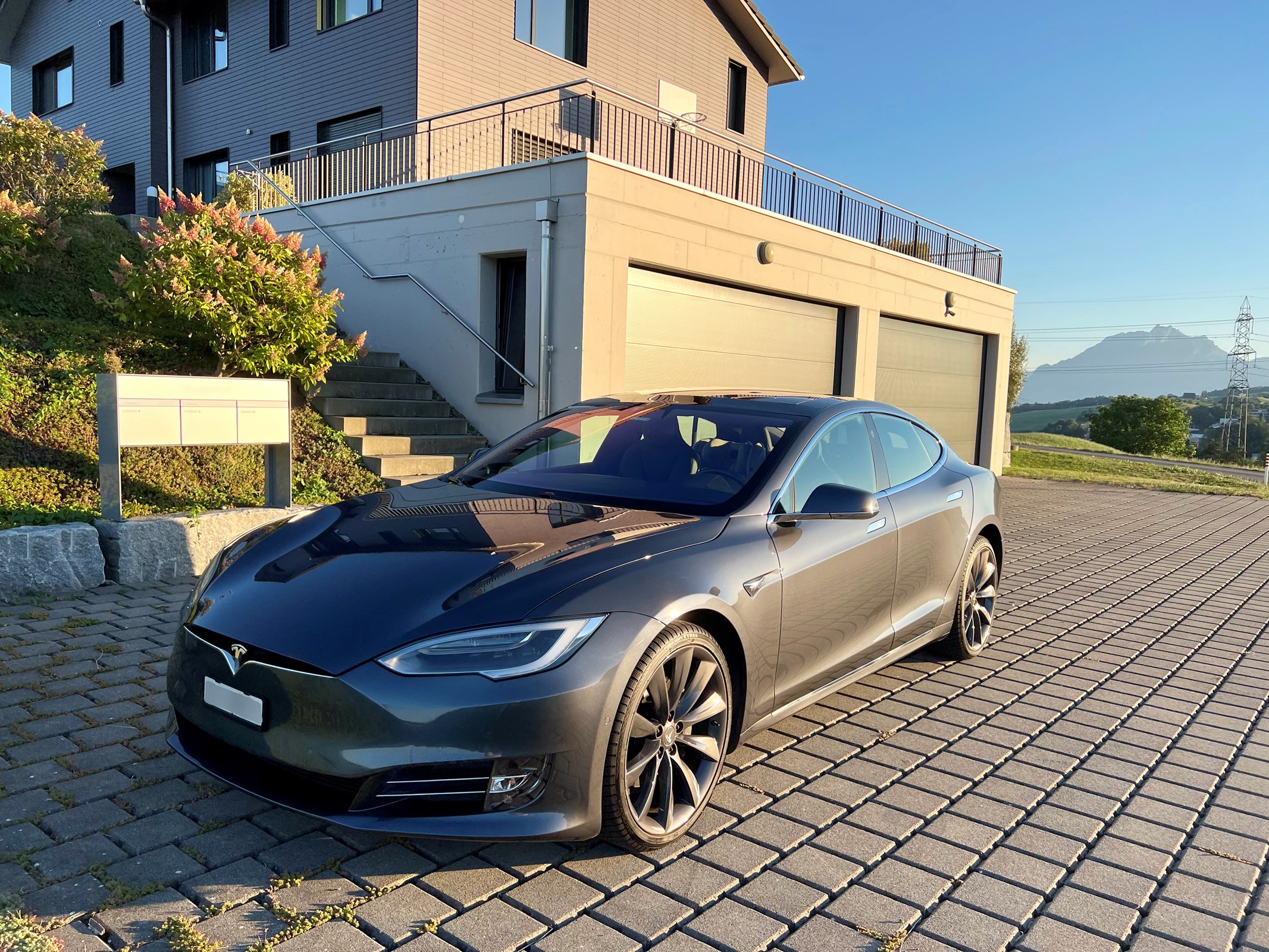 TESLA Model S 75 D