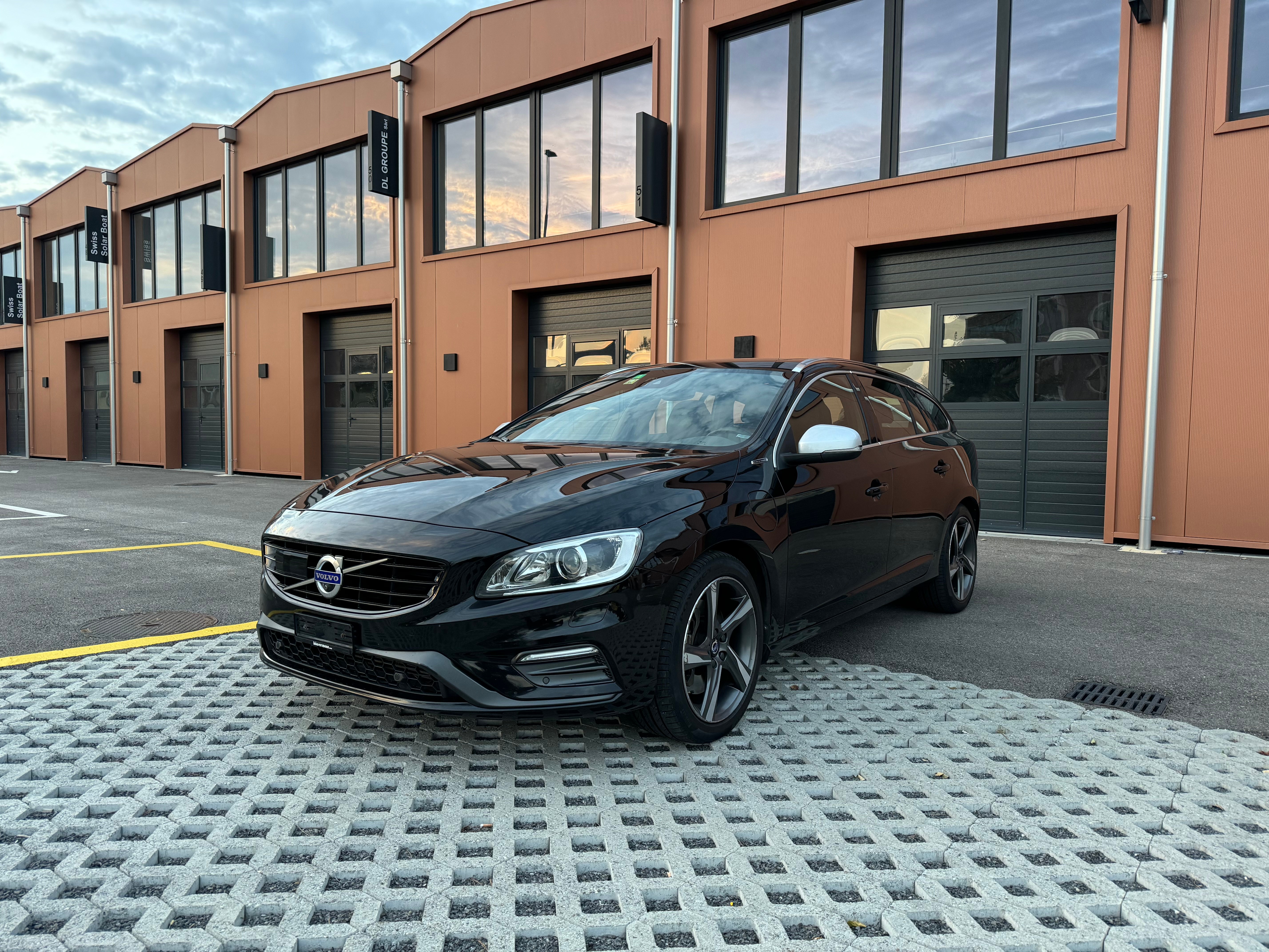 VOLVO V60 D6 AWD Plug-in Hybrid Momentum R-Design