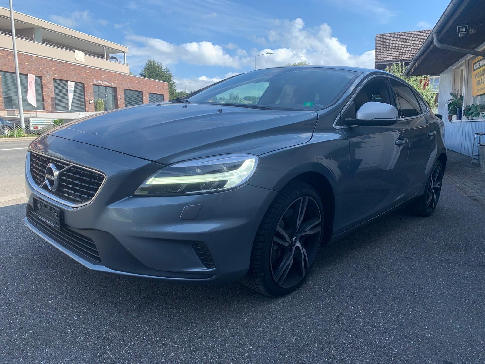 VOLVO V40 D2 Momentum R-Design Geartronic