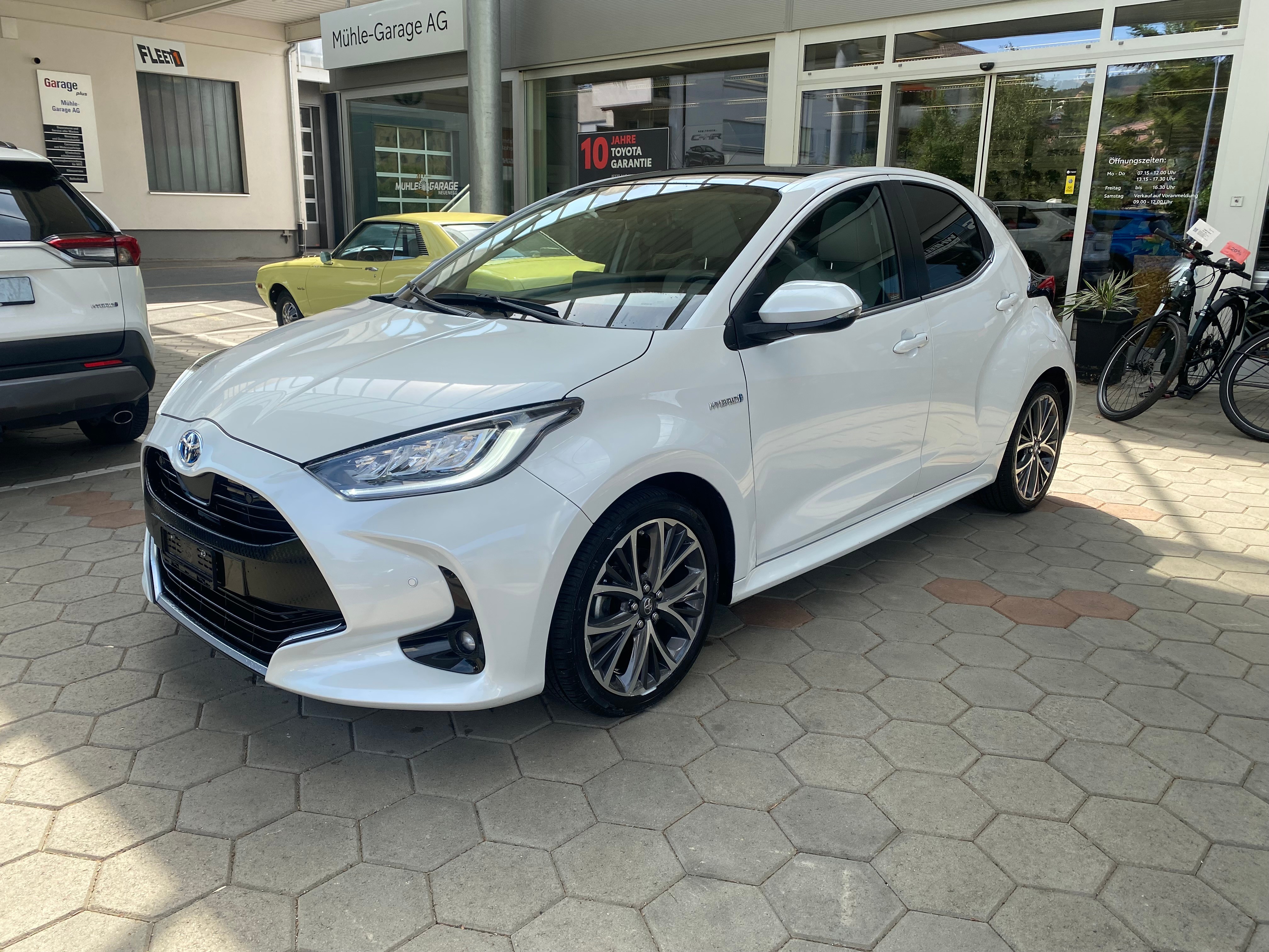 TOYOTA Yaris 1.5 Premium e-CVT