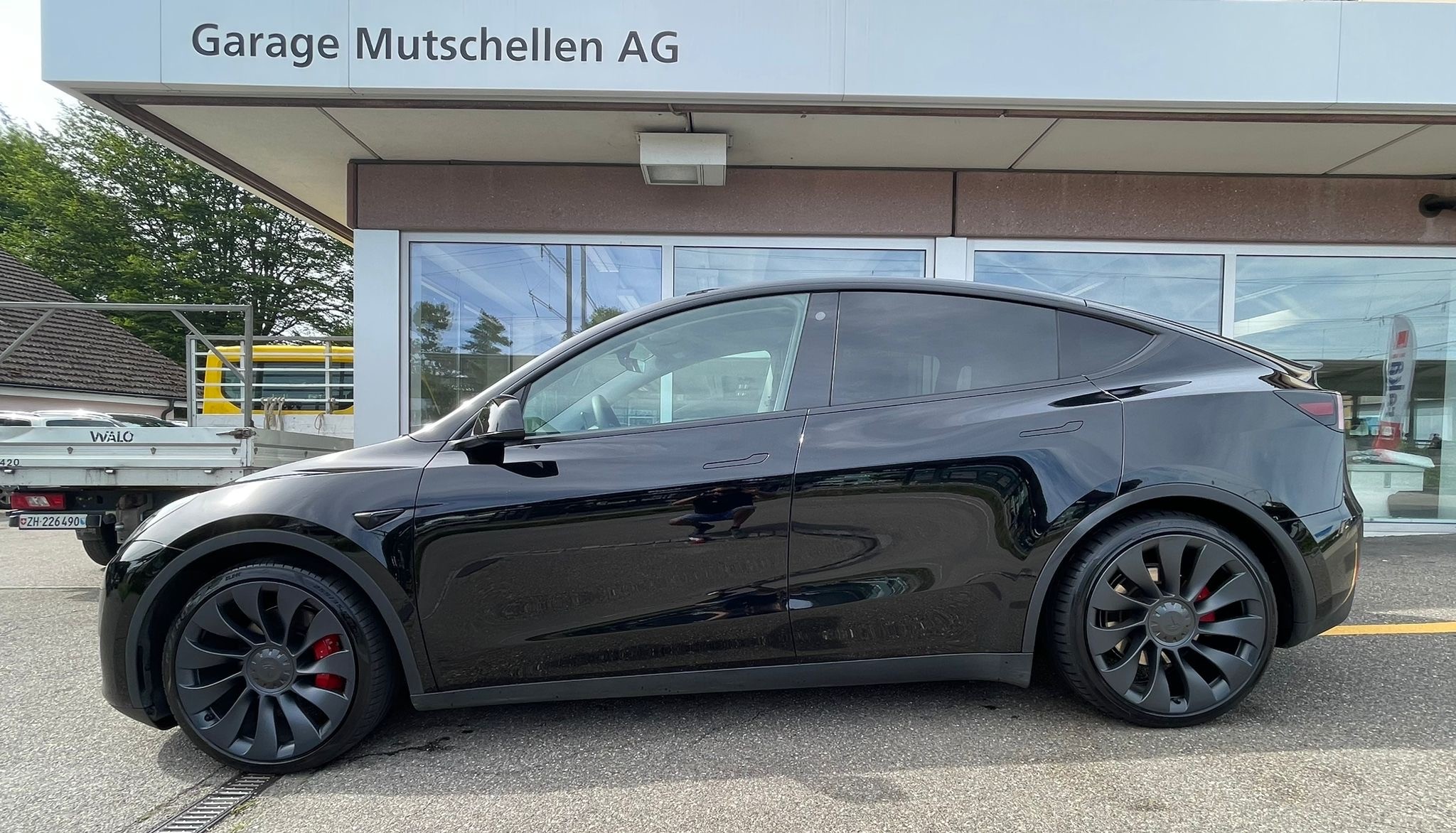 TESLA Model Y Performance 534PS All Black CH-Auto mit Werksgarantie