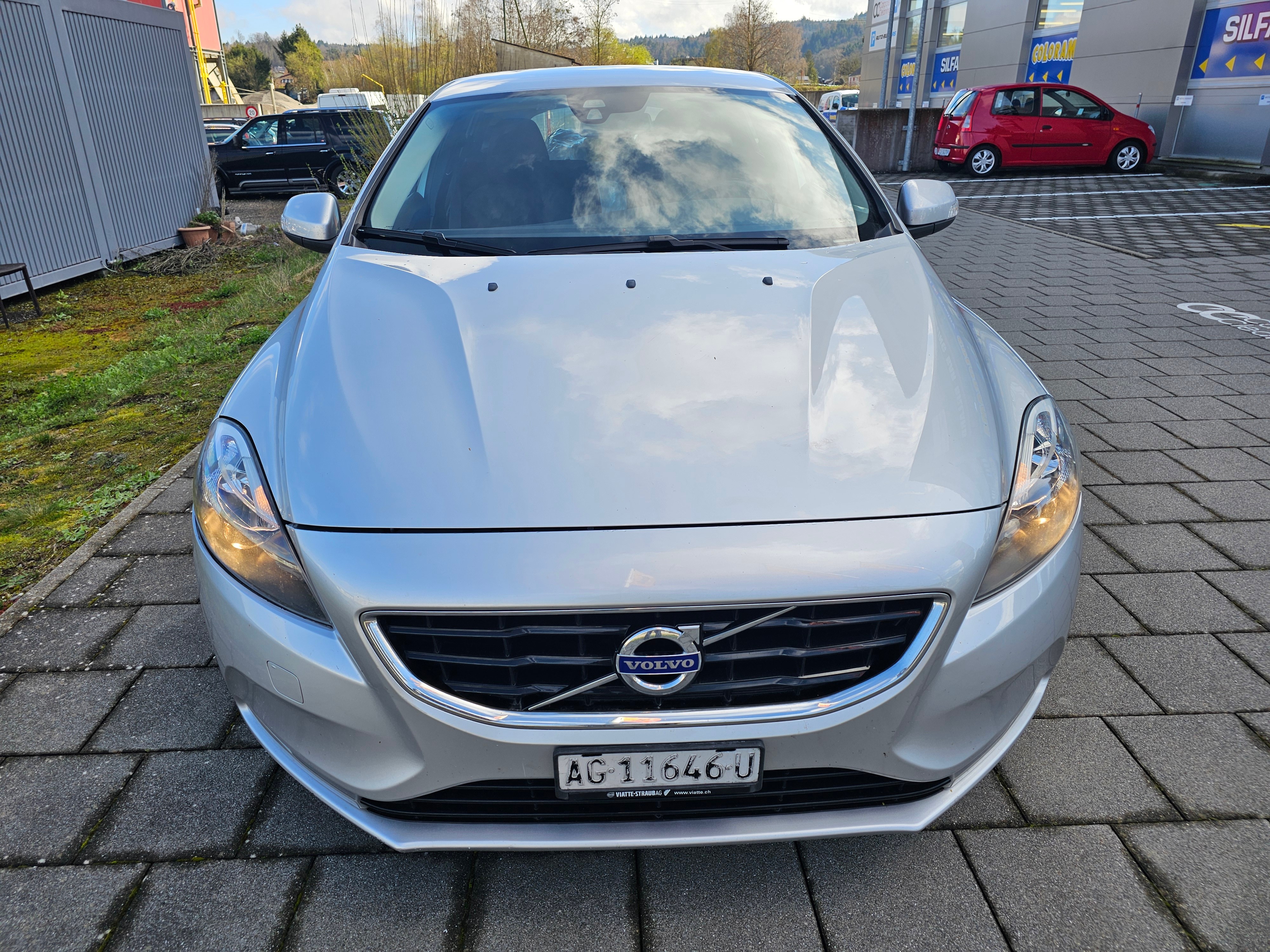 VOLVO V40 D2 Momentum R-Design