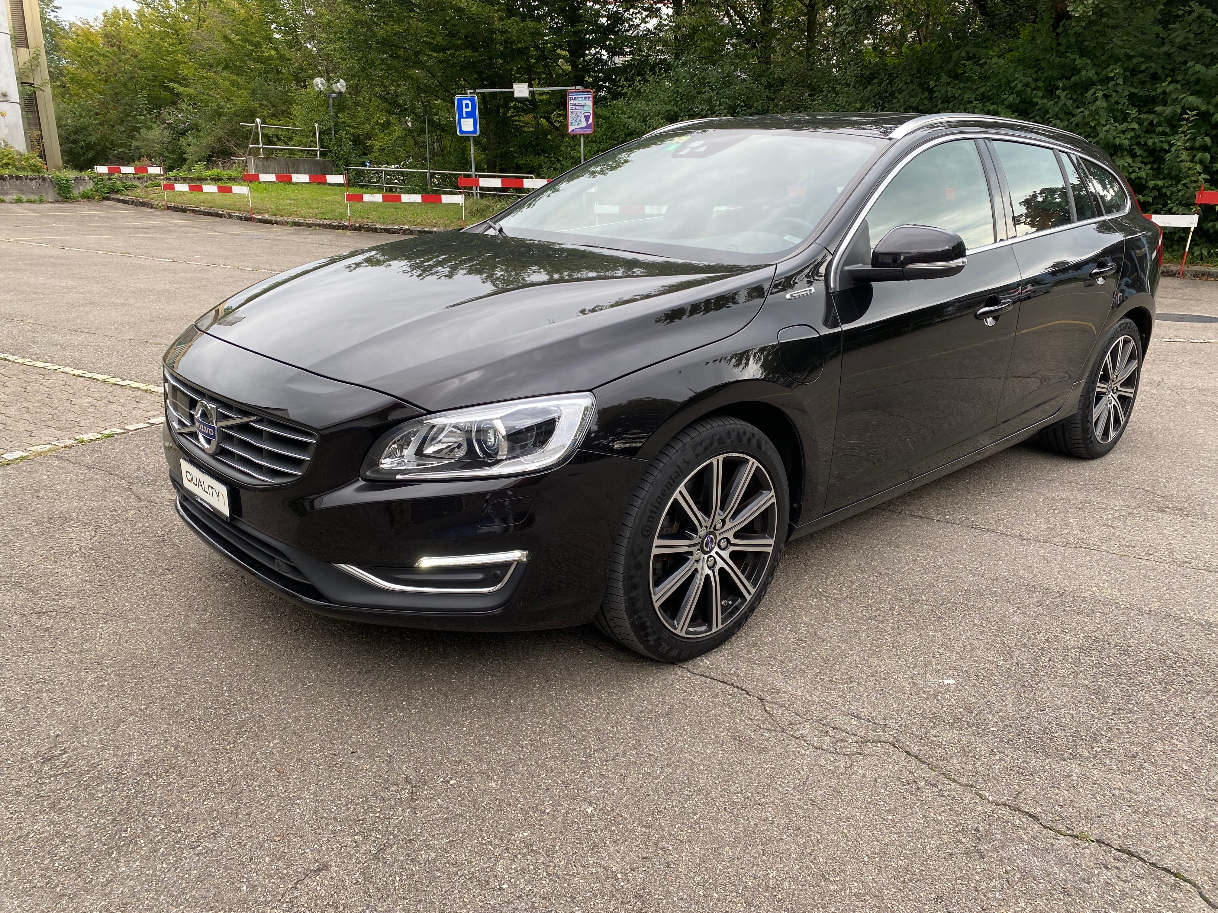 VOLVO V60 D6 AWD Plug-in Hybrid Momentum R-Design