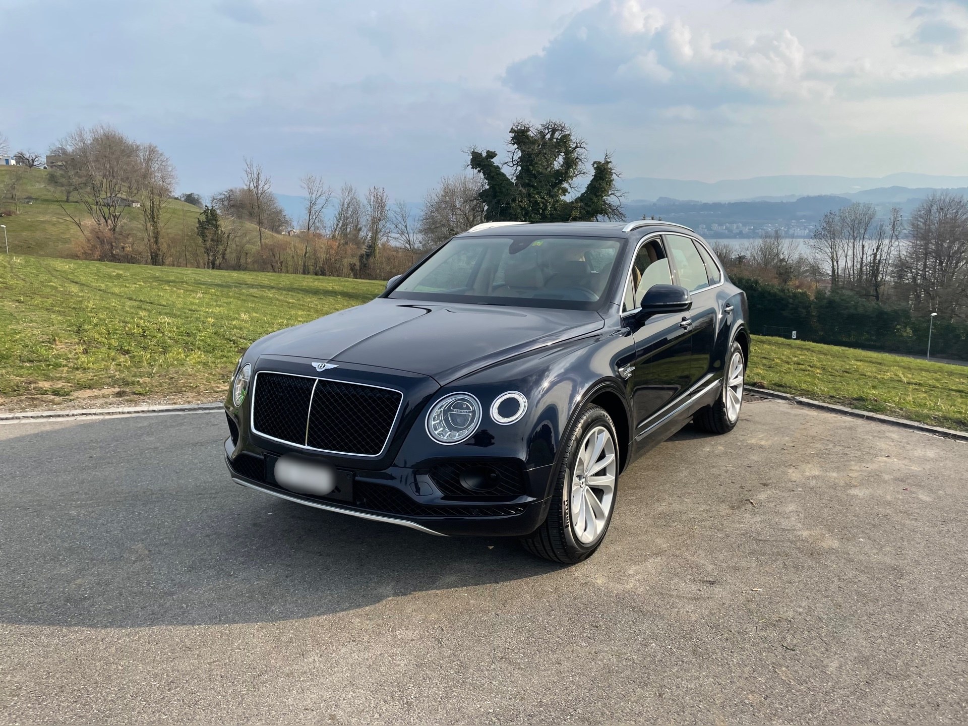 BENTLEY Bentayga V8