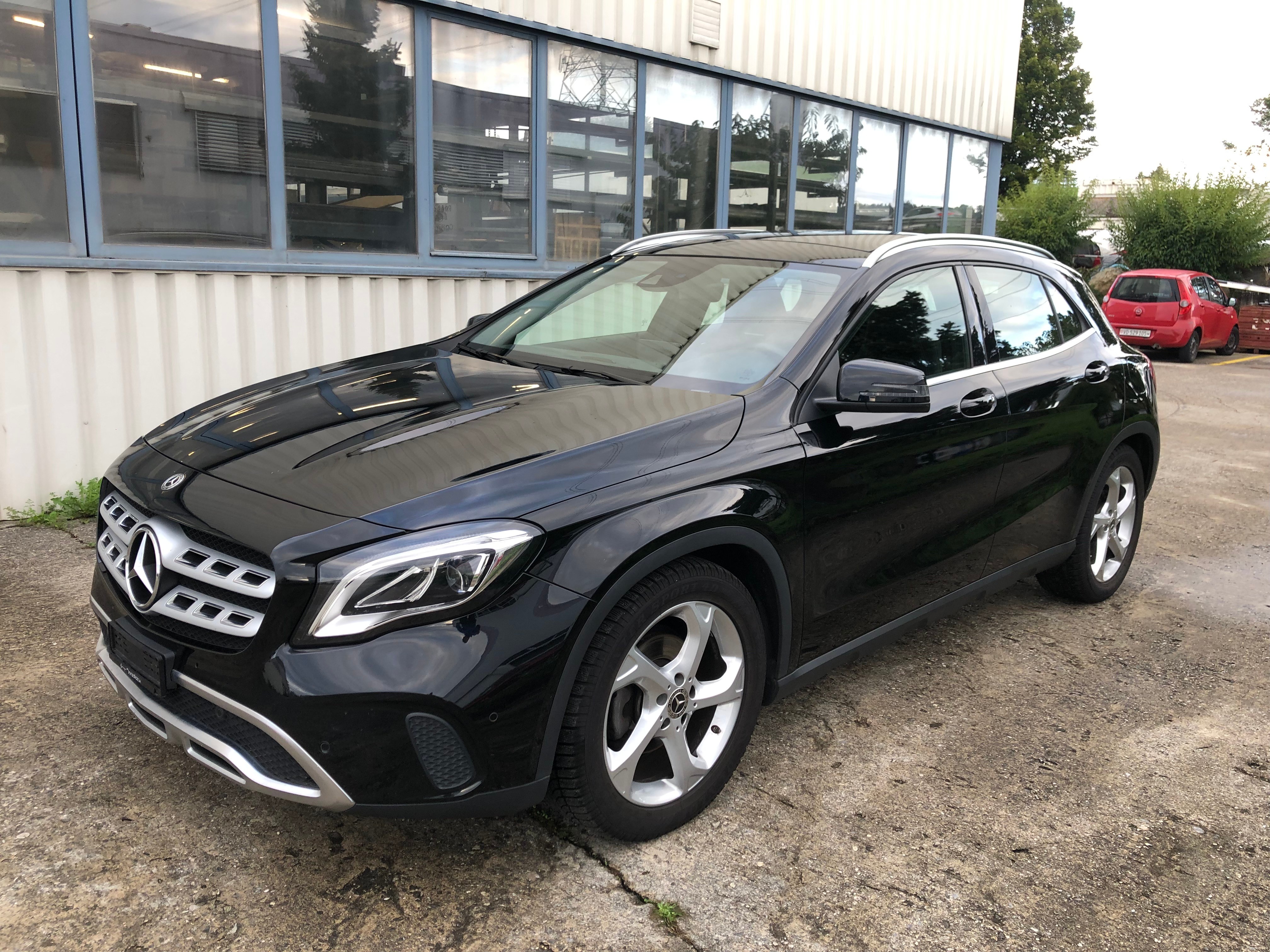 MERCEDES-BENZ GLA 200 Night Star 7G-DCT (2)