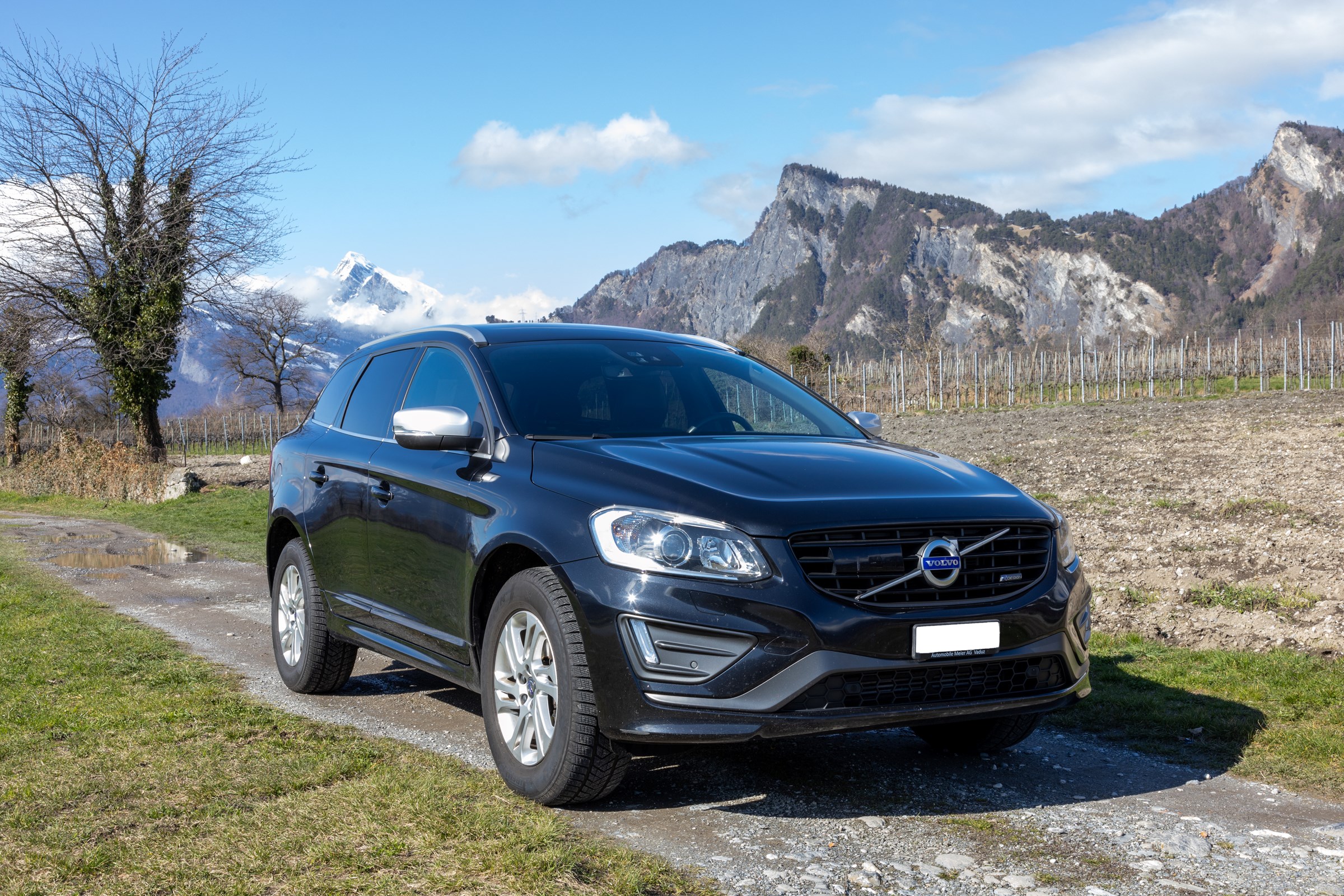 VOLVO XC60 D4 AWD Momentum R-Design Geartronic