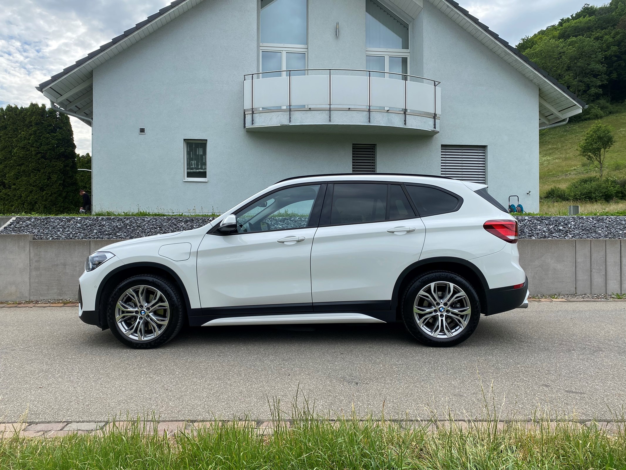 BMW X1 xDrive 25e Sport Line * Hybrid Benzin / Elektro * 220 PS