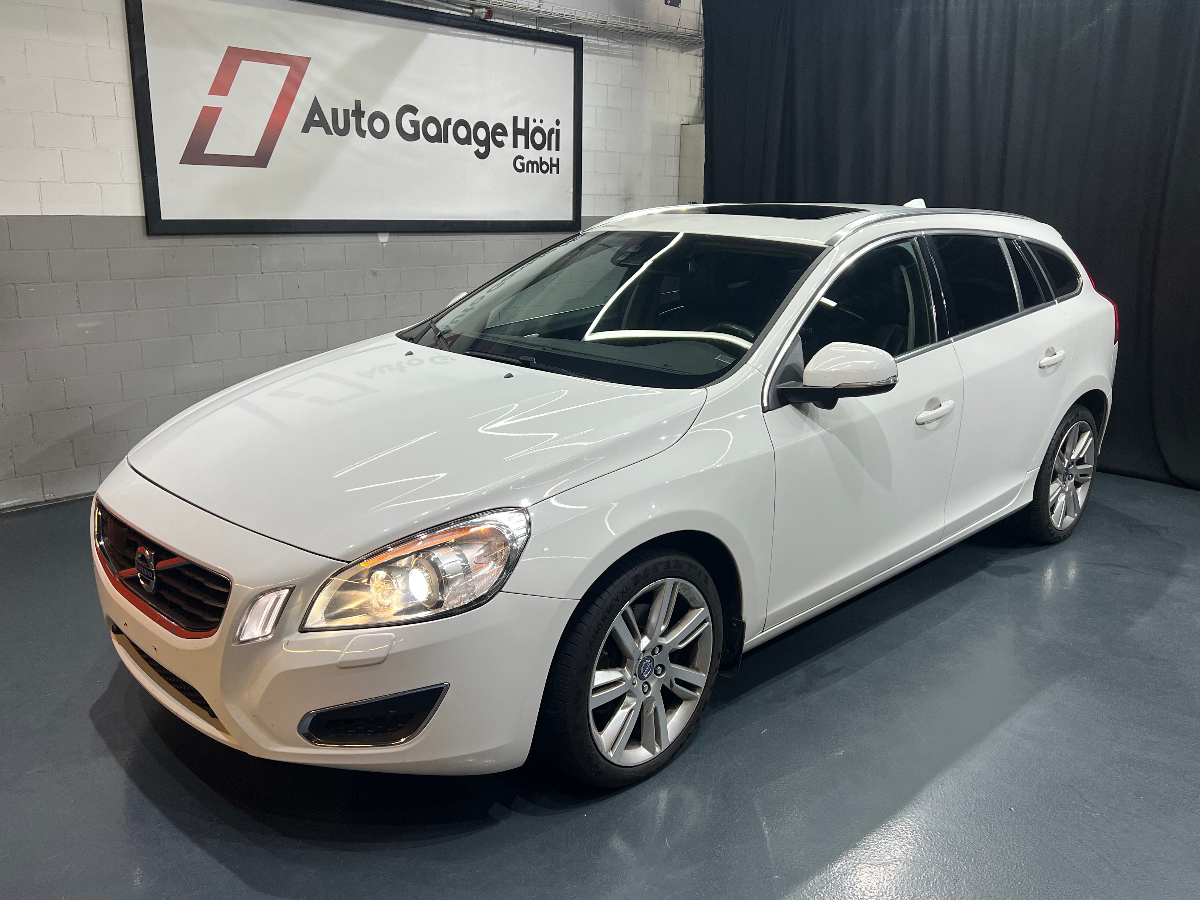 VOLVO V60 D5 AWD Momentum Geartronic