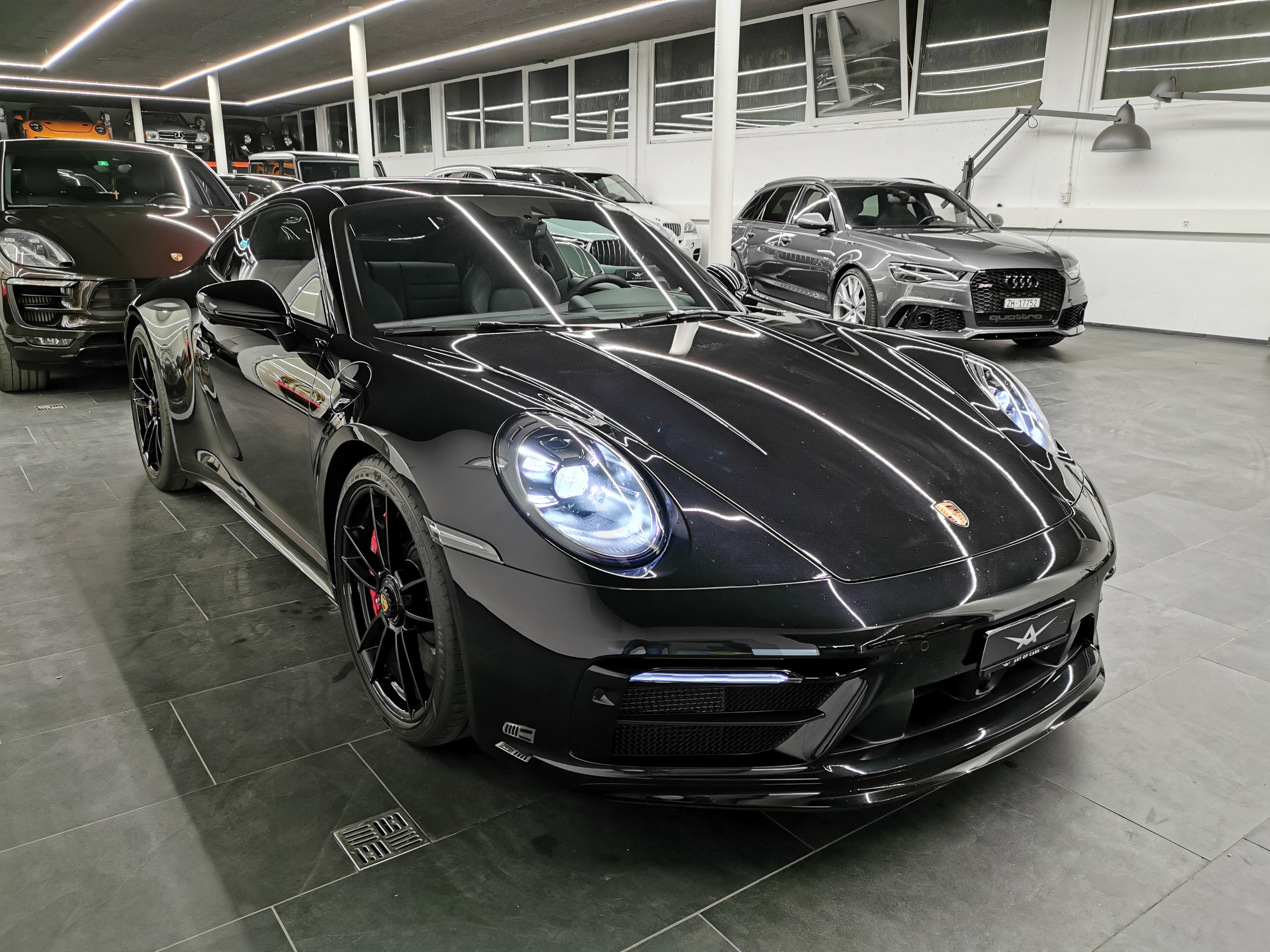 PORSCHE 911 Carrera 4 GTS PDK CH-AUTO ALL BLACK VOLLAUSSTATTUNG SITZLÜFTUNG PANO VOLLLEDER 360° KAMERA