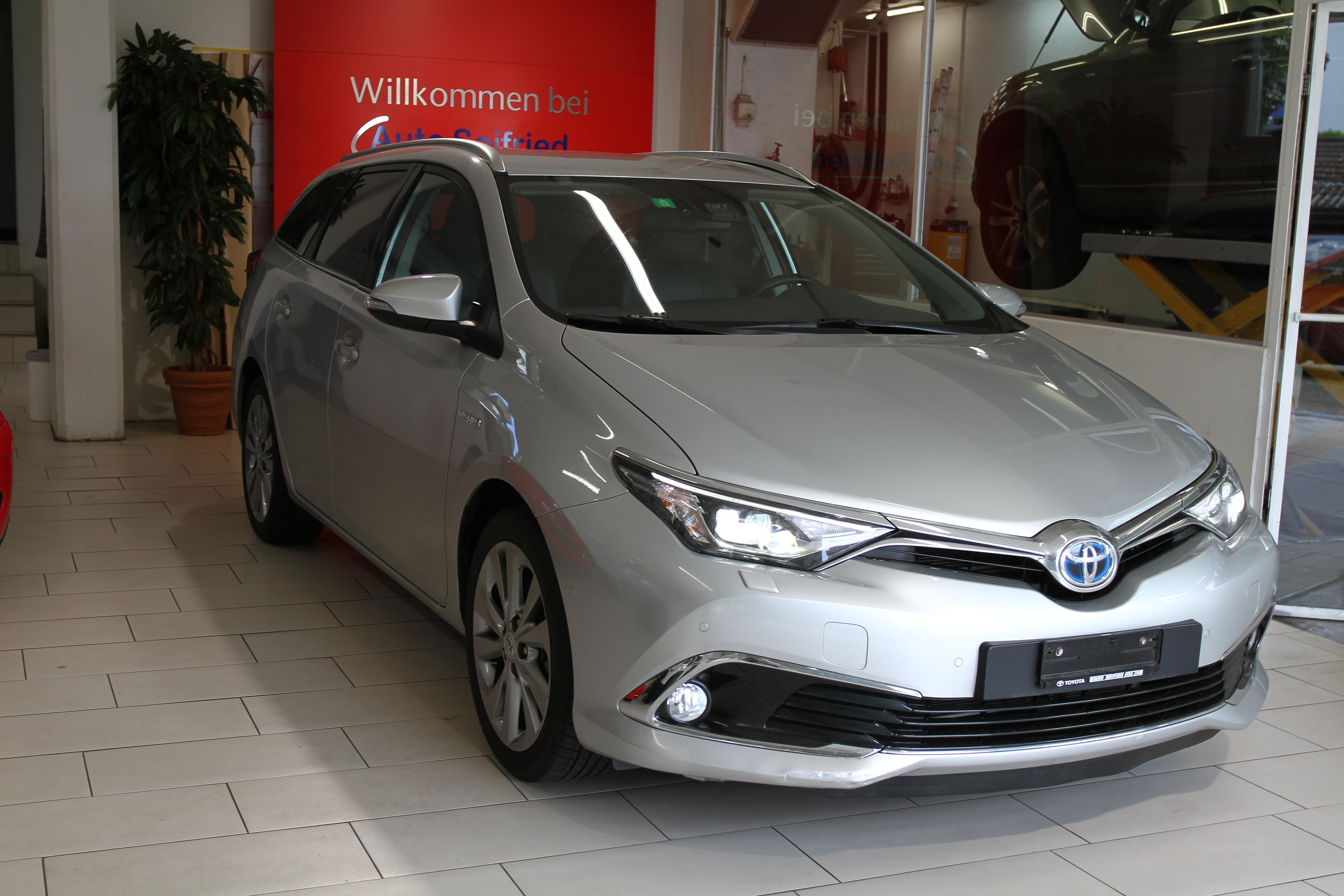 TOYOTA Auris Touring Sports 1.8 HSD Sol e-CVT