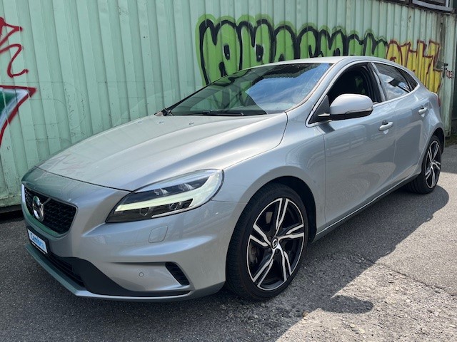 VOLVO V40 T2 Momentum R-Design Geartronic