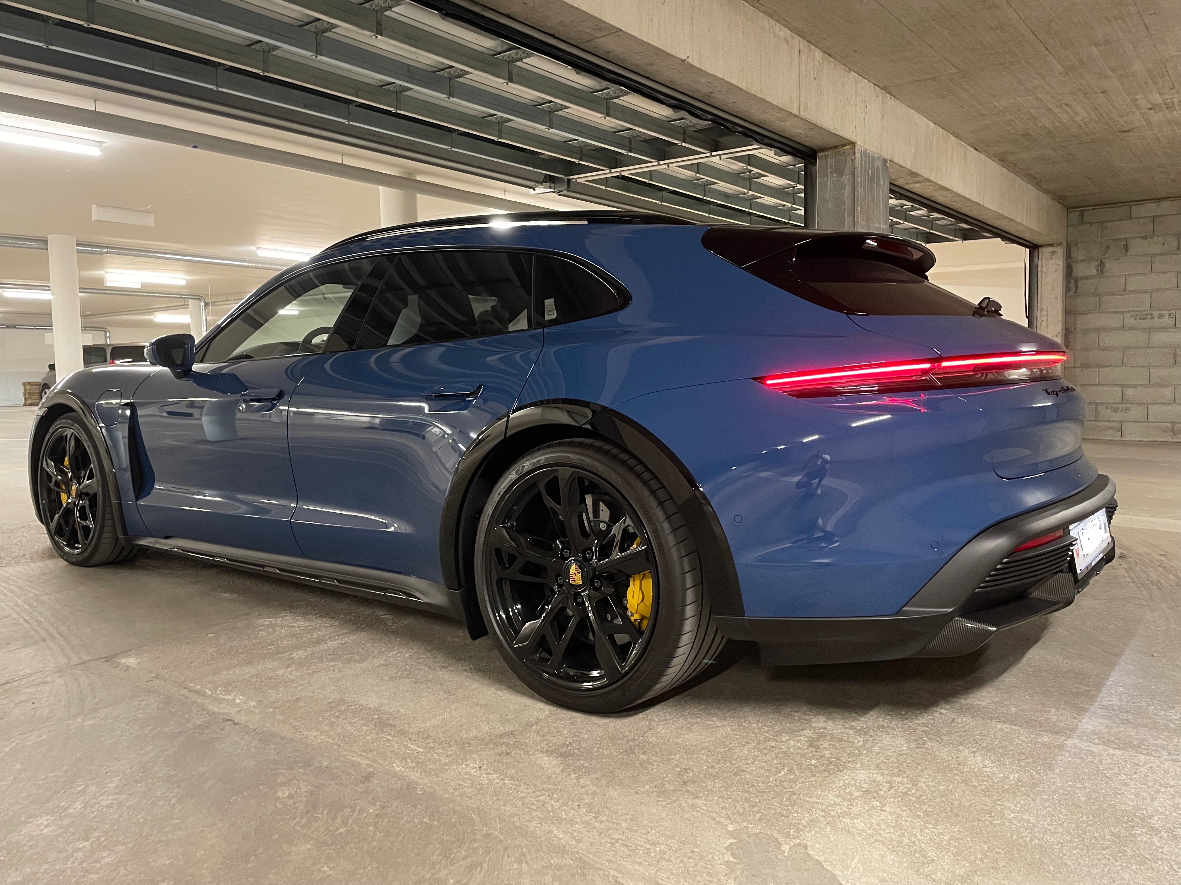 PORSCHE Taycan Turbo S Cross Turismo