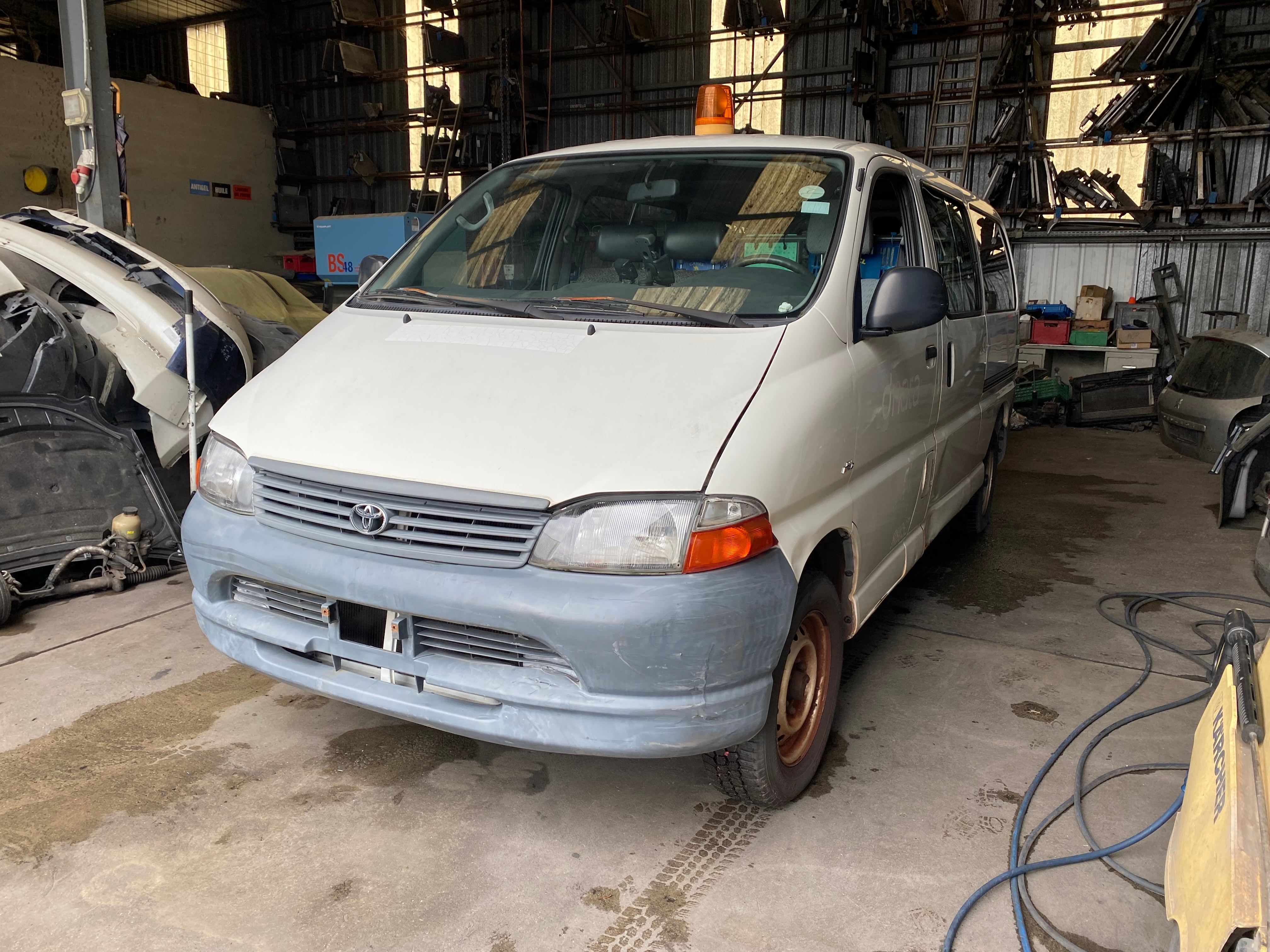 TOYOTA Hiace D-4D LWB Kombi