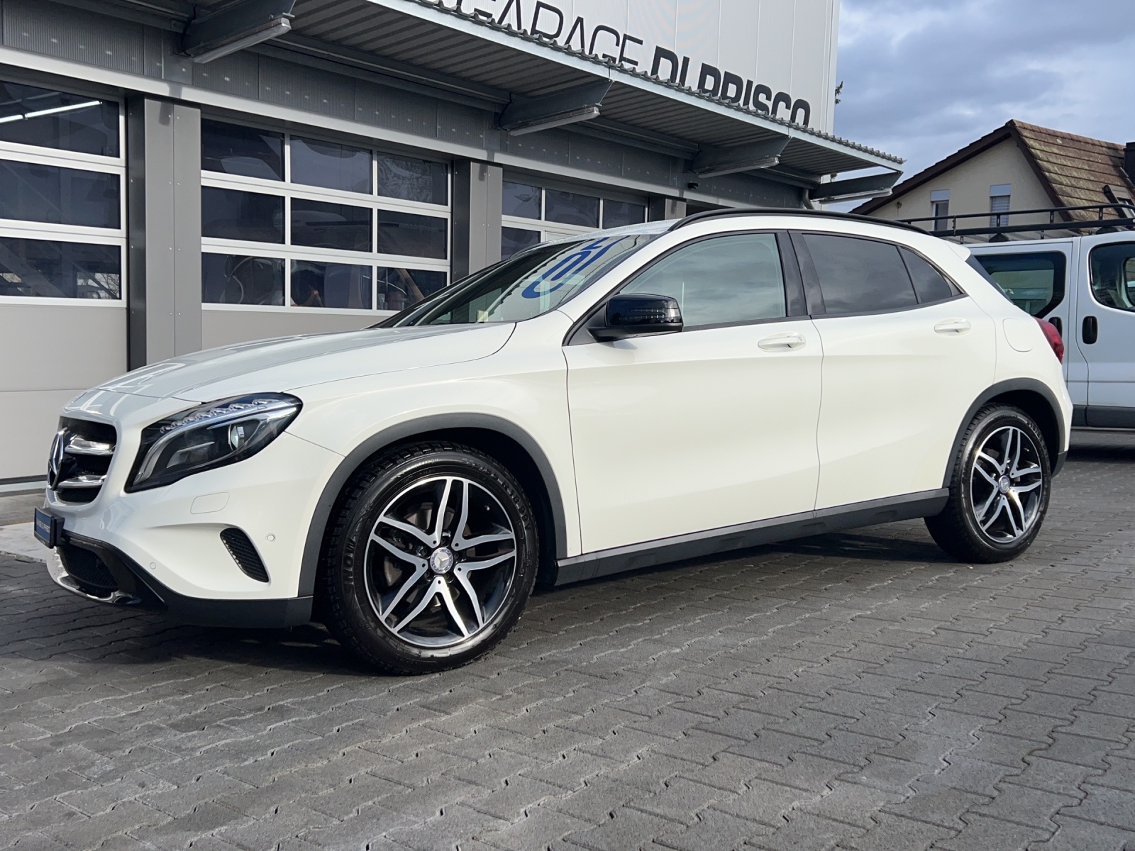 MERCEDES-BENZ GLA 200 Night Star 7G-DCT