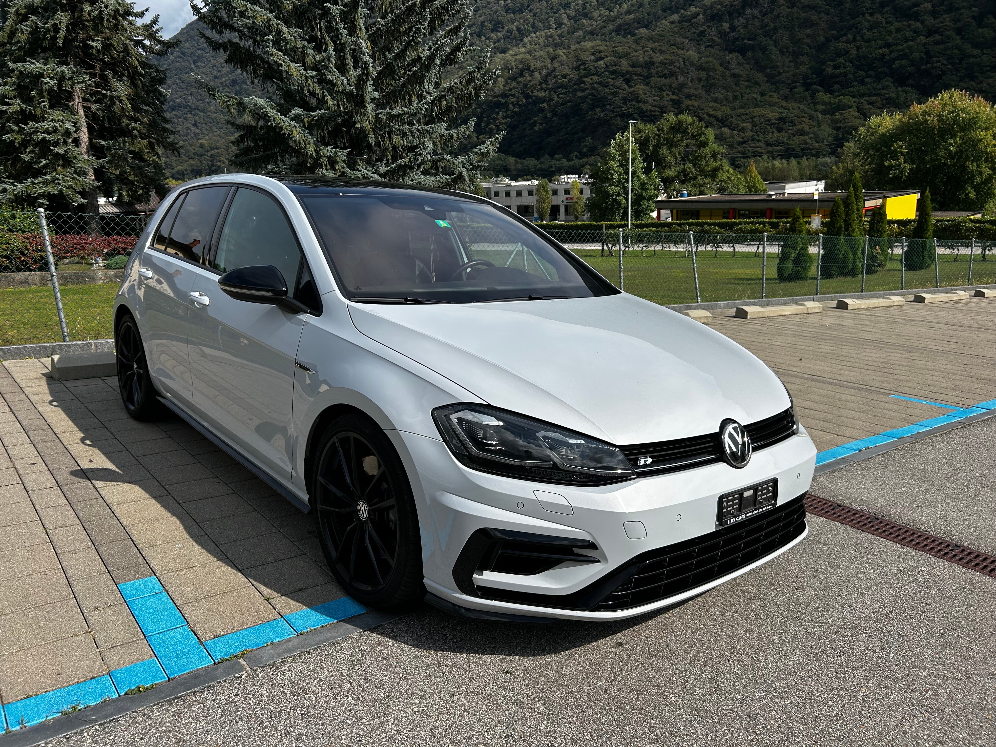 VW Golf 2.0 TSI R 4Motion DSG AKRAPOVIC